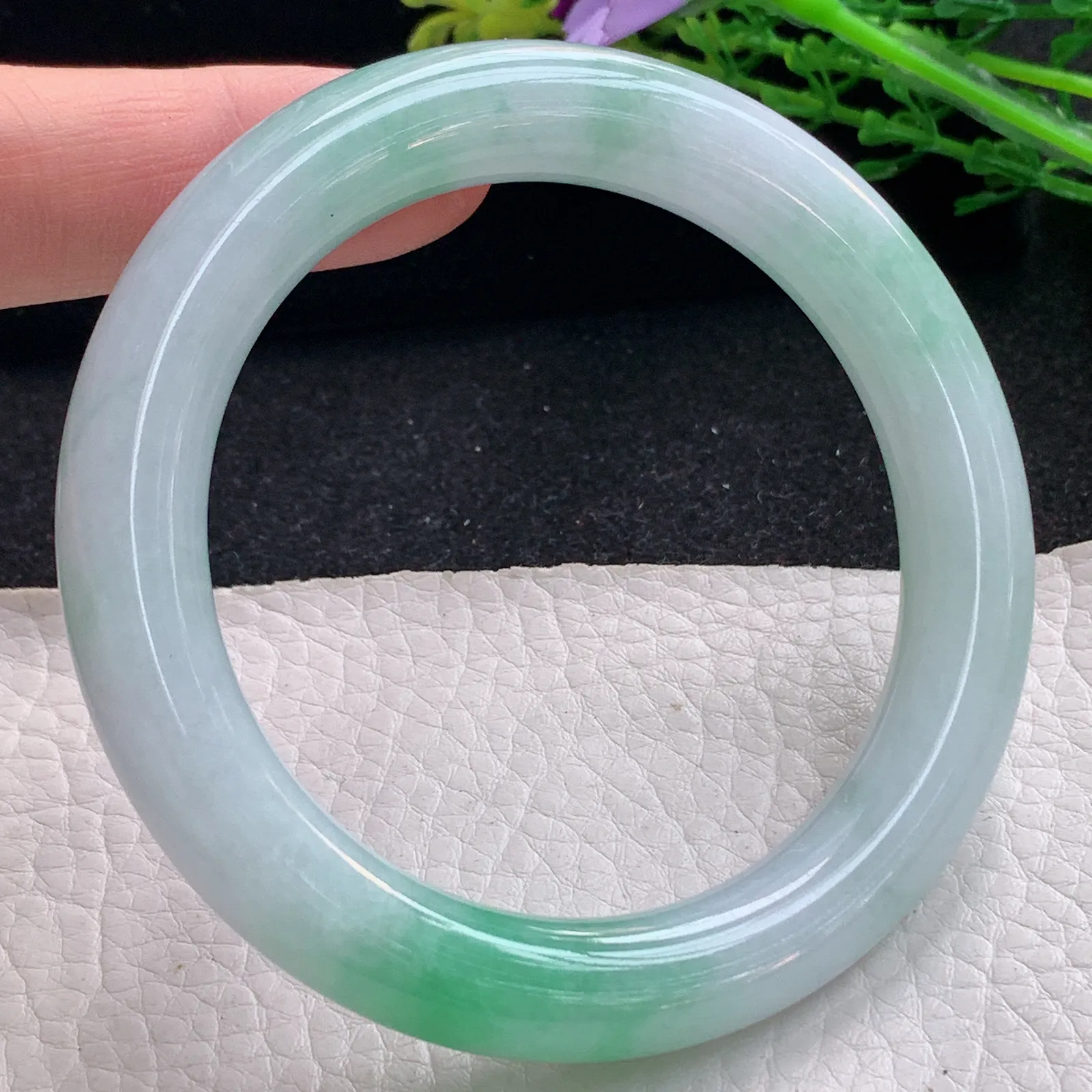 js自然光57*10.5美人镯 缅甸翡翠a货玉手镯飘绿圆条玉手环 叮当镯