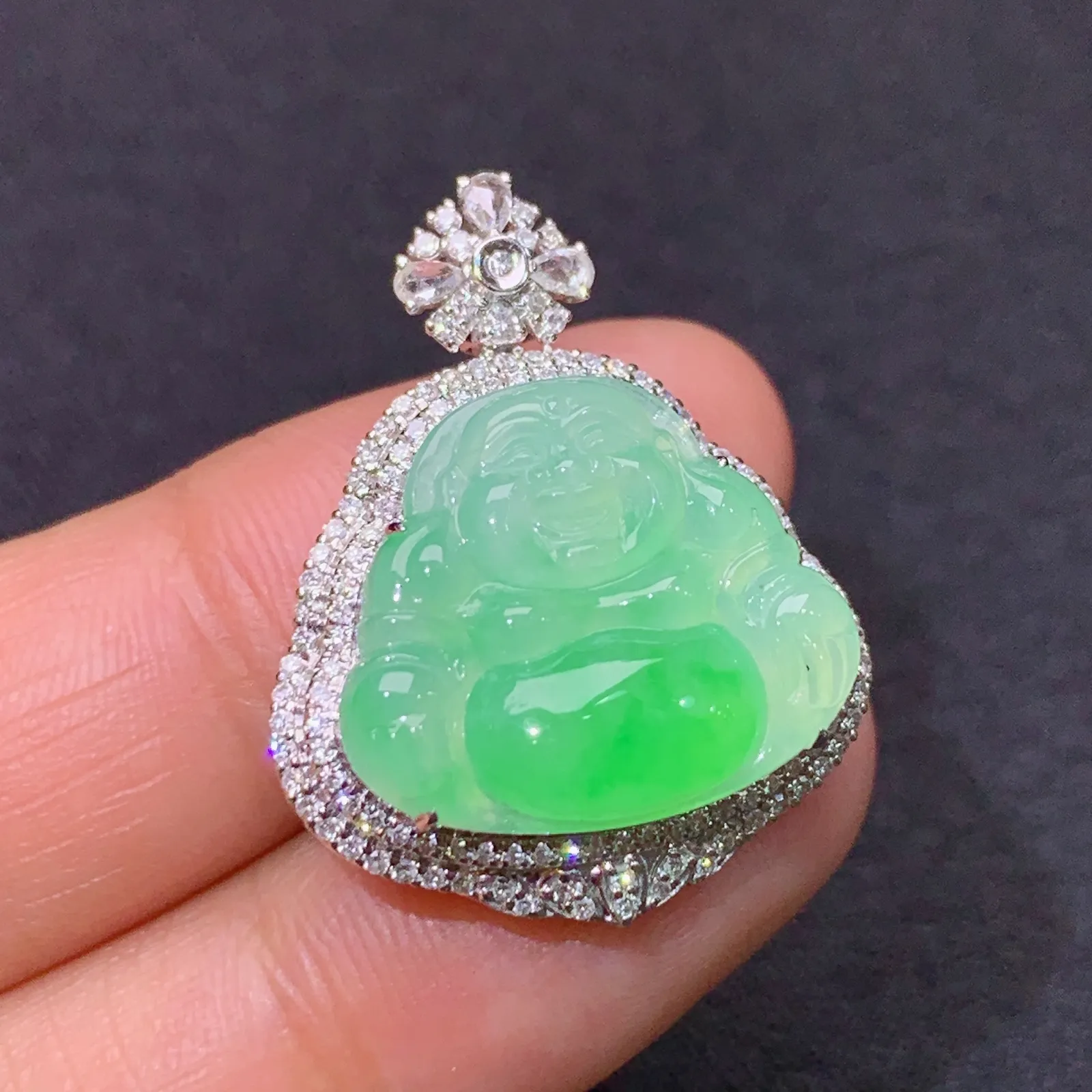 飘绿笑佛吊坠，18k金镶嵌，冰润色阳，品相好，种水足，Ff 尺寸26.6*21.3*9.7