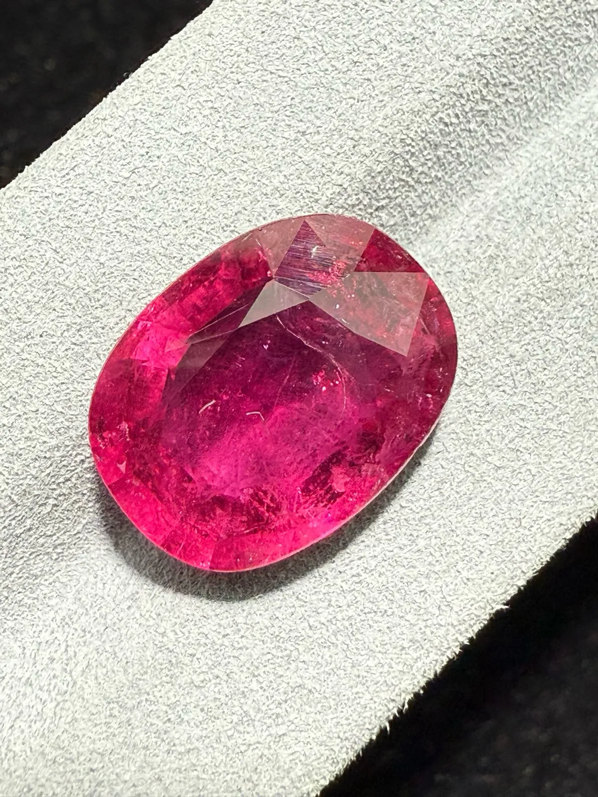 【高端珠宝】天然极美卢比来碧玺裸石
重量: 13.2ct  规格: 17.3*13.3*7.6毫米
