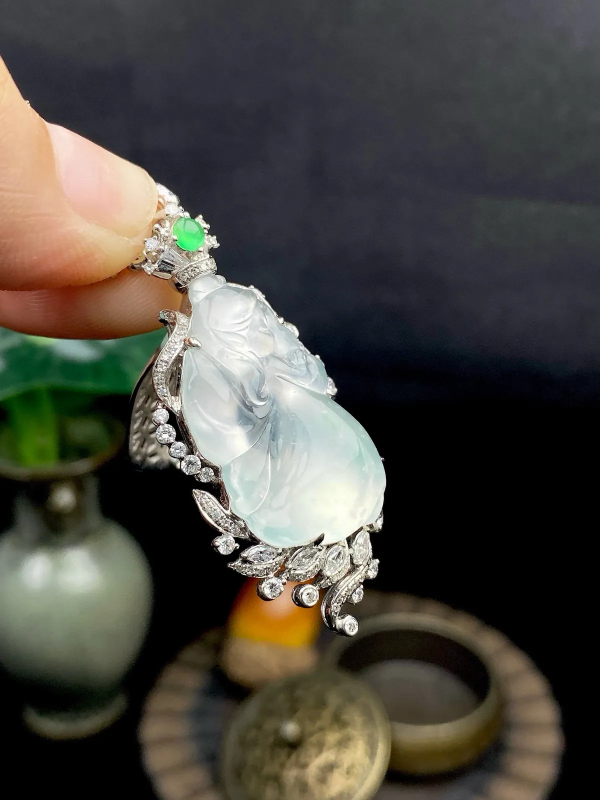 【冰种花仙子】种水上乘，质地细腻致密，没有结构感，晶莹剔透，起强玻璃光泽。雕工精美，形象非常生动，灵