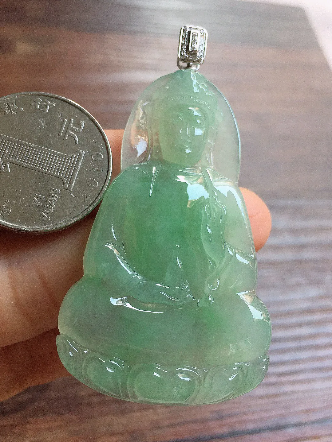 冰晴底观音吊坠，18k金镶嵌，冰润细腻，品相好，种水足 尺寸56.2*33.5*5.7
