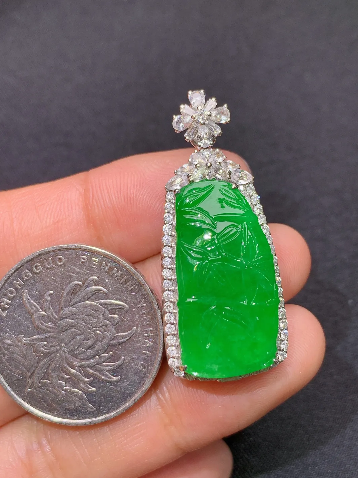 阳绿竹节吊坠，18k金镶嵌，色泽鲜阳，冰润细腻，种水足Ax 尺寸37.7*16.2*8.7