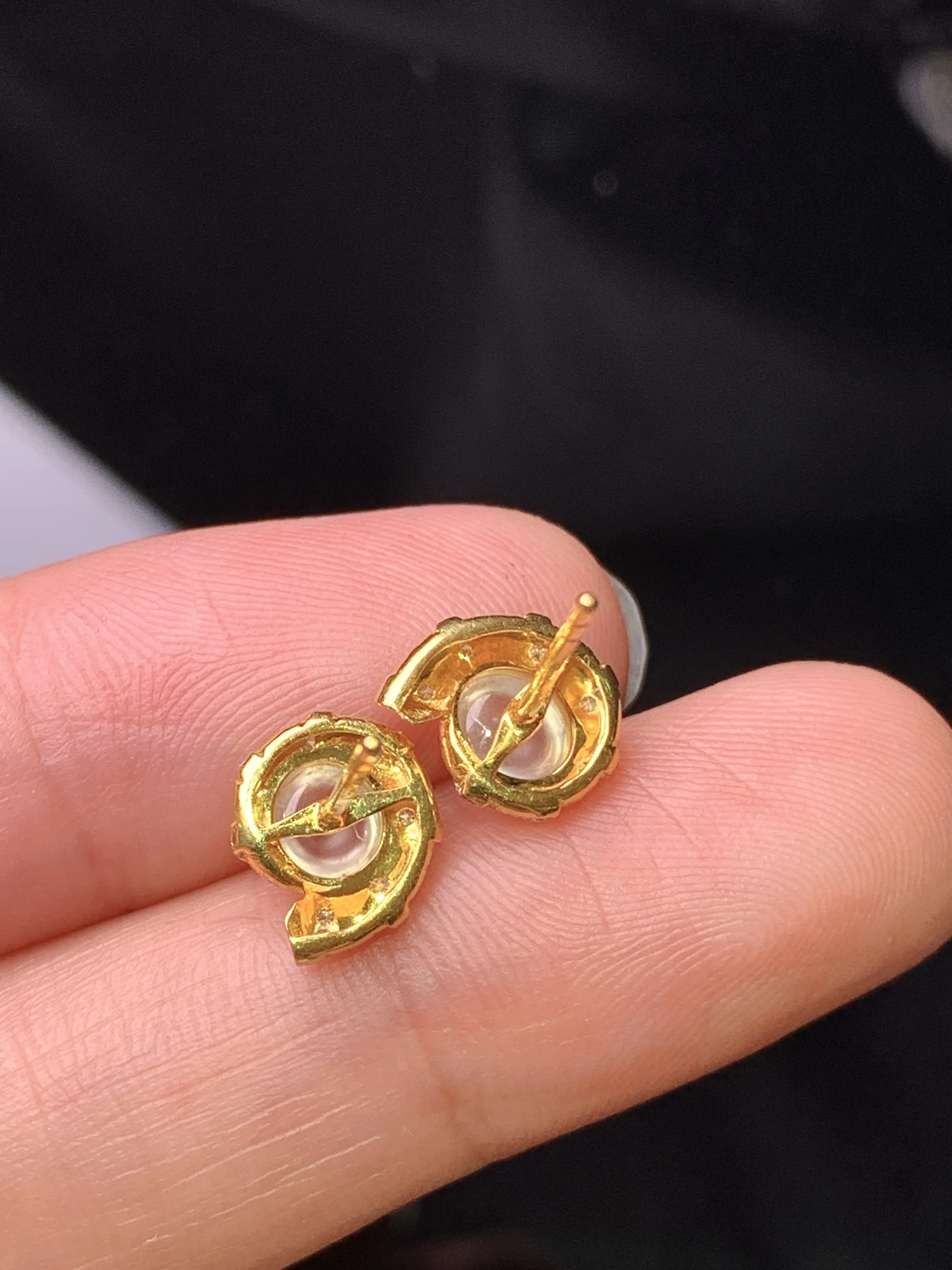 18k金钻镶嵌冰种蛋面耳钉 玉质细腻 色泽清新艳丽 整体尺寸9*7.8*4.8