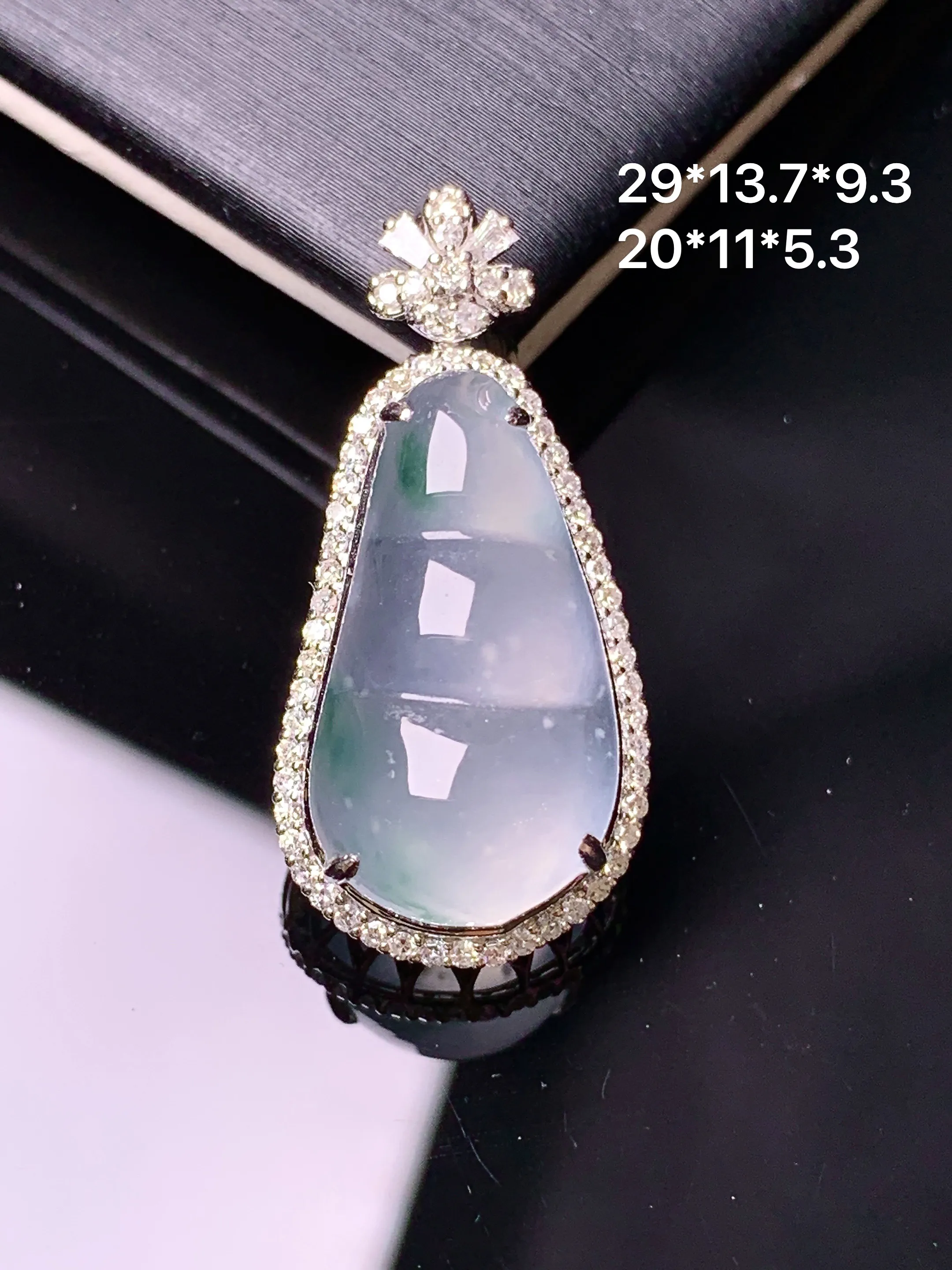 18k金钻镶嵌冰种四季豆吊坠 玉质细腻 色泽清新艳丽 整体尺寸29*13.7*9.3