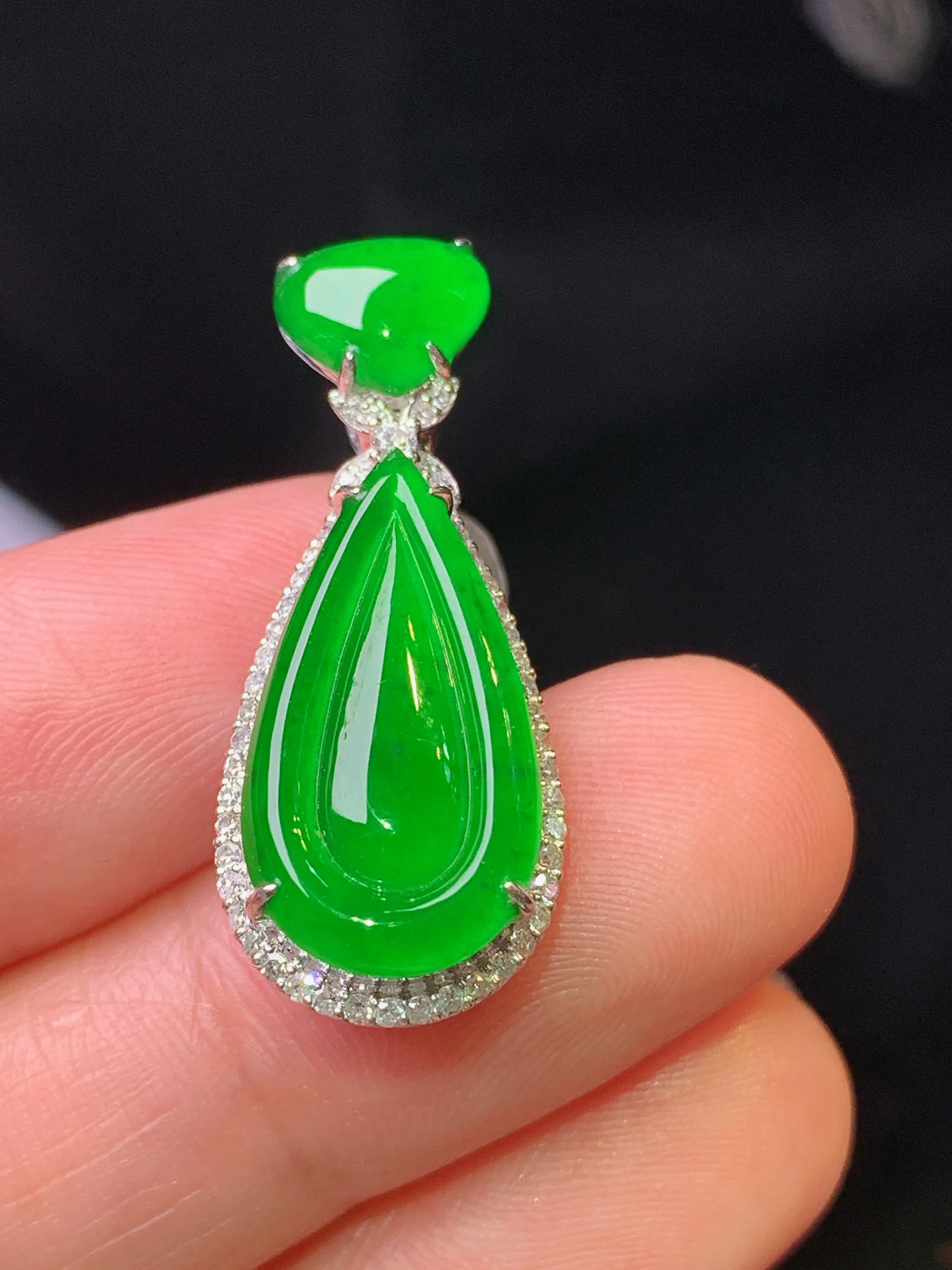 18k金钻镶嵌满绿水滴吊坠 玉质细腻 色泽清新艳丽 整体尺寸29.3*12.2*7.2