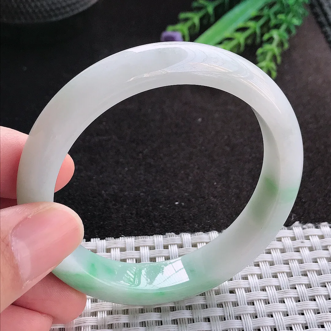 天然A货翡翠55/12.1/7.9老坑秀气温润飘绿手镯宽边玉镯