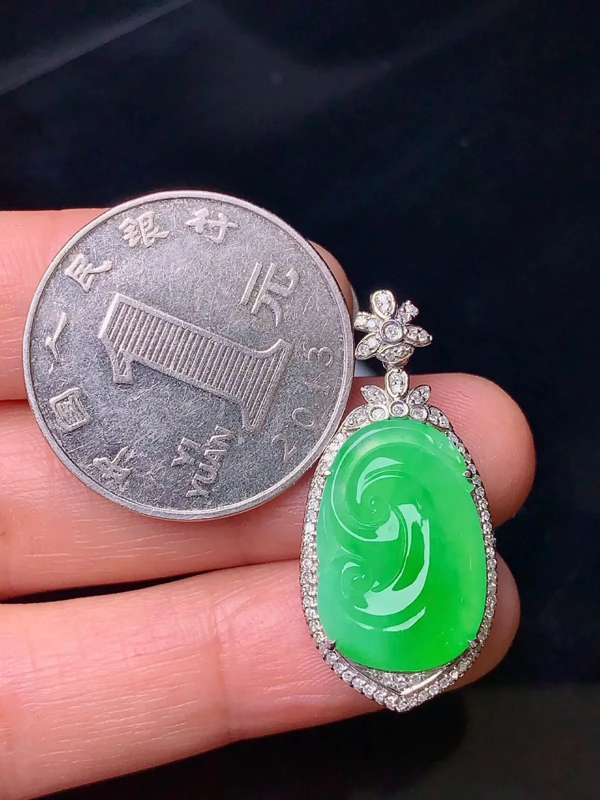 18K金钻镶嵌翠绿如意吊坠 玉质细腻 款式高贵优雅 万事如意 整体尺寸31.5*14.7*6.5