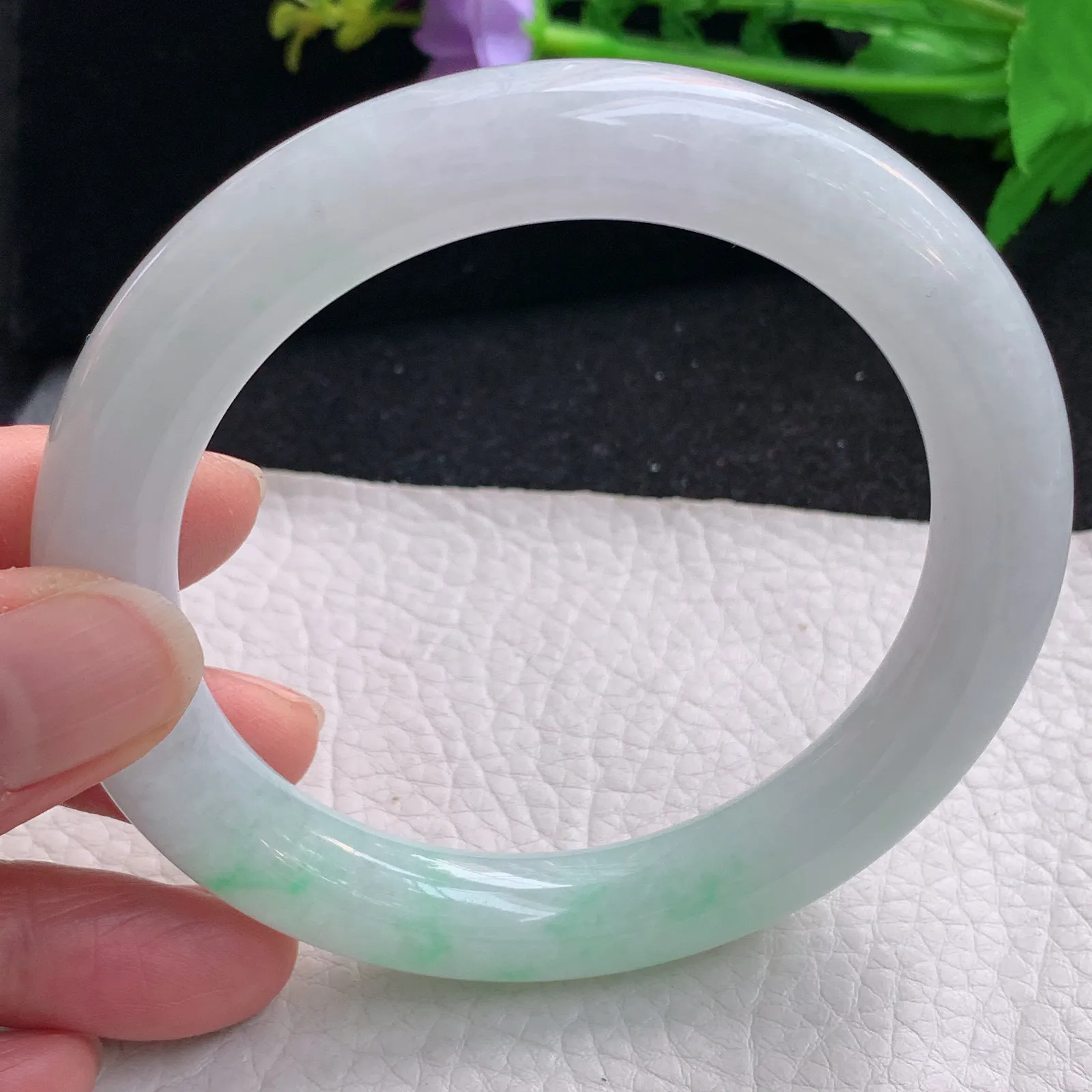 yh大圈口62*11美人镯 缅甸翡翠a货玉手镯飘绿圆条玉手环 叮当镯