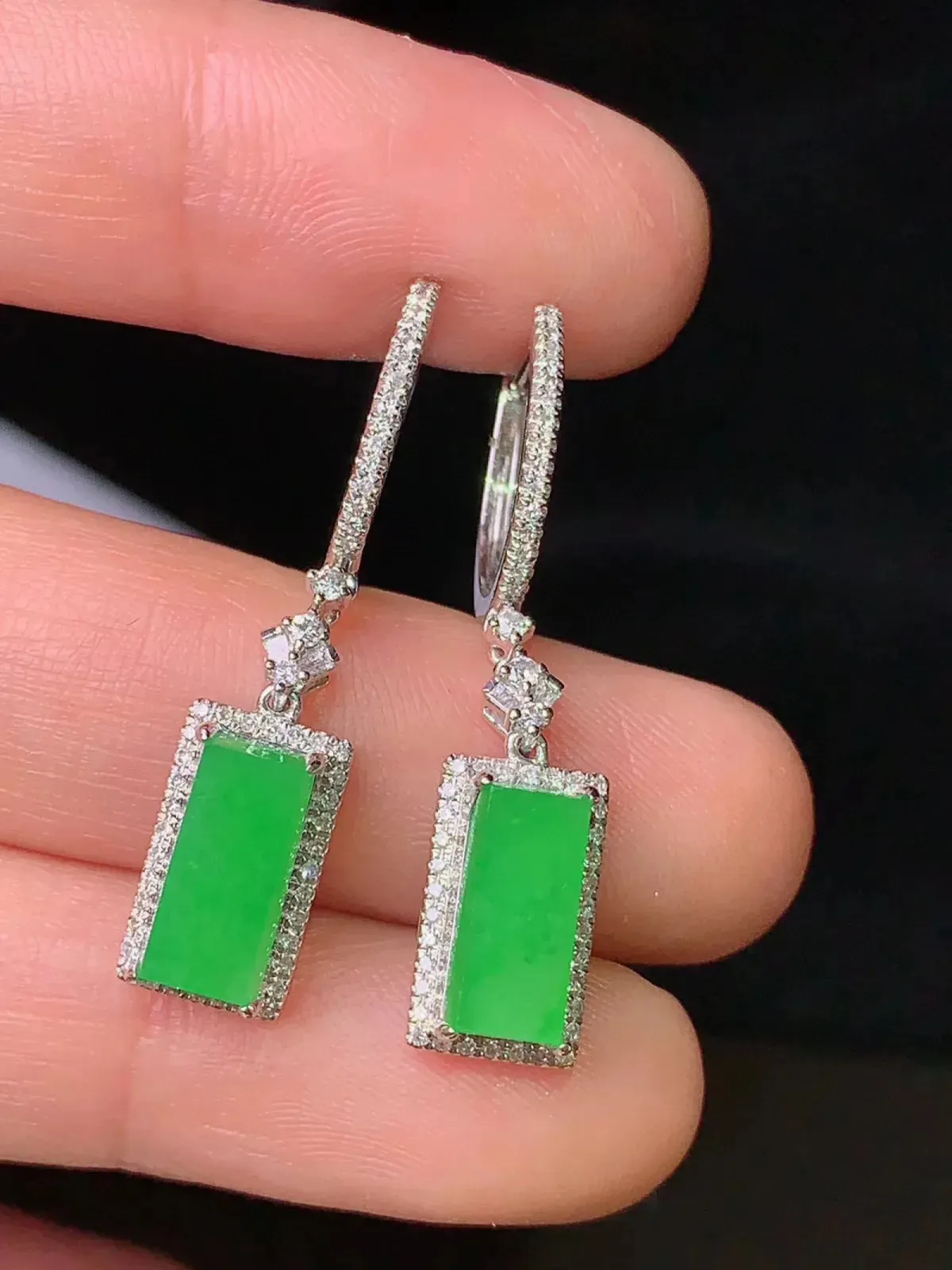 18k金钻镶嵌满绿无事牌耳坠 玉质细腻 色泽艳丽 整体尺寸32.5*7.1*5.5