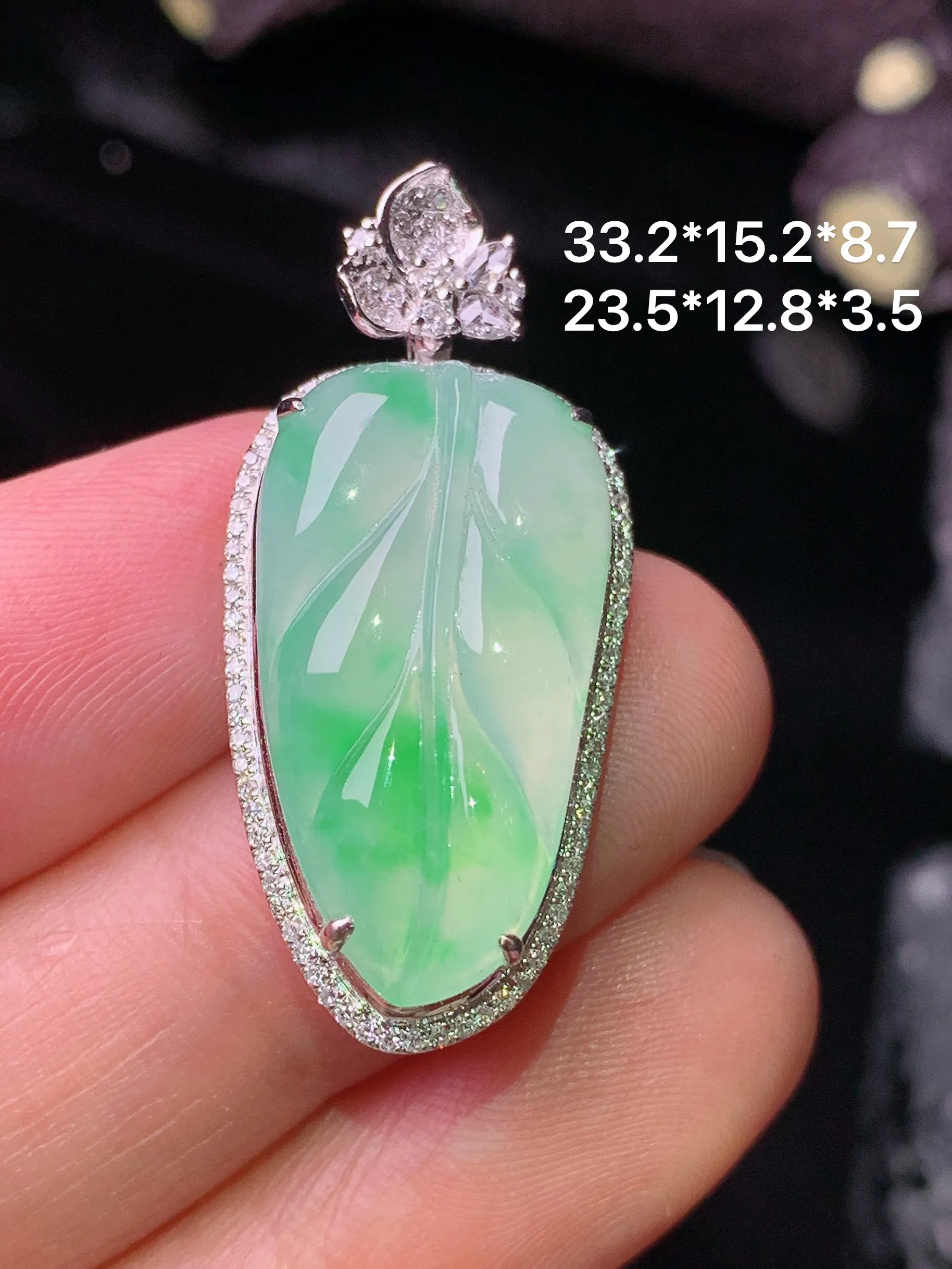 18k金钻镶嵌飘绿树叶吊坠 玉质细腻 色泽清新艳丽 整体尺寸33.2*15.2*8.7