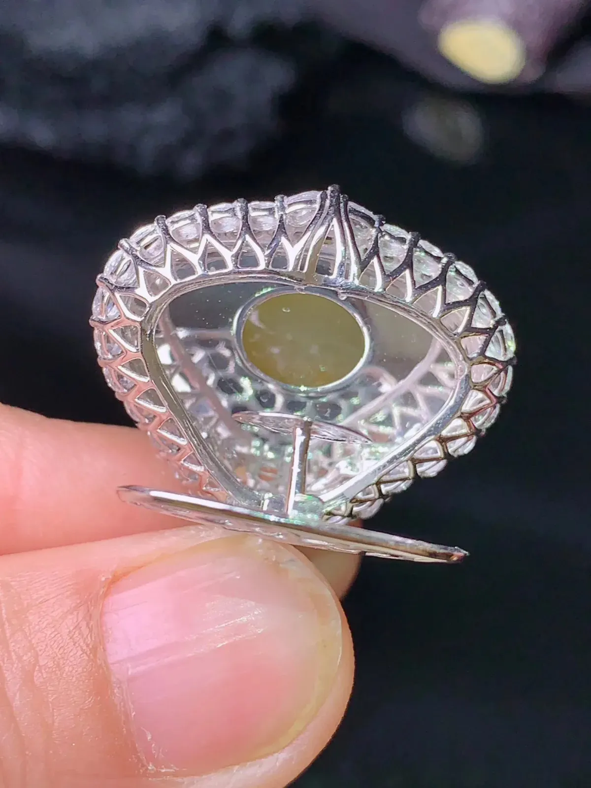 18k金钻镶嵌黄翡佛公吊坠 玉质细腻 色泽艳丽 整体尺寸29.6*24.5*13