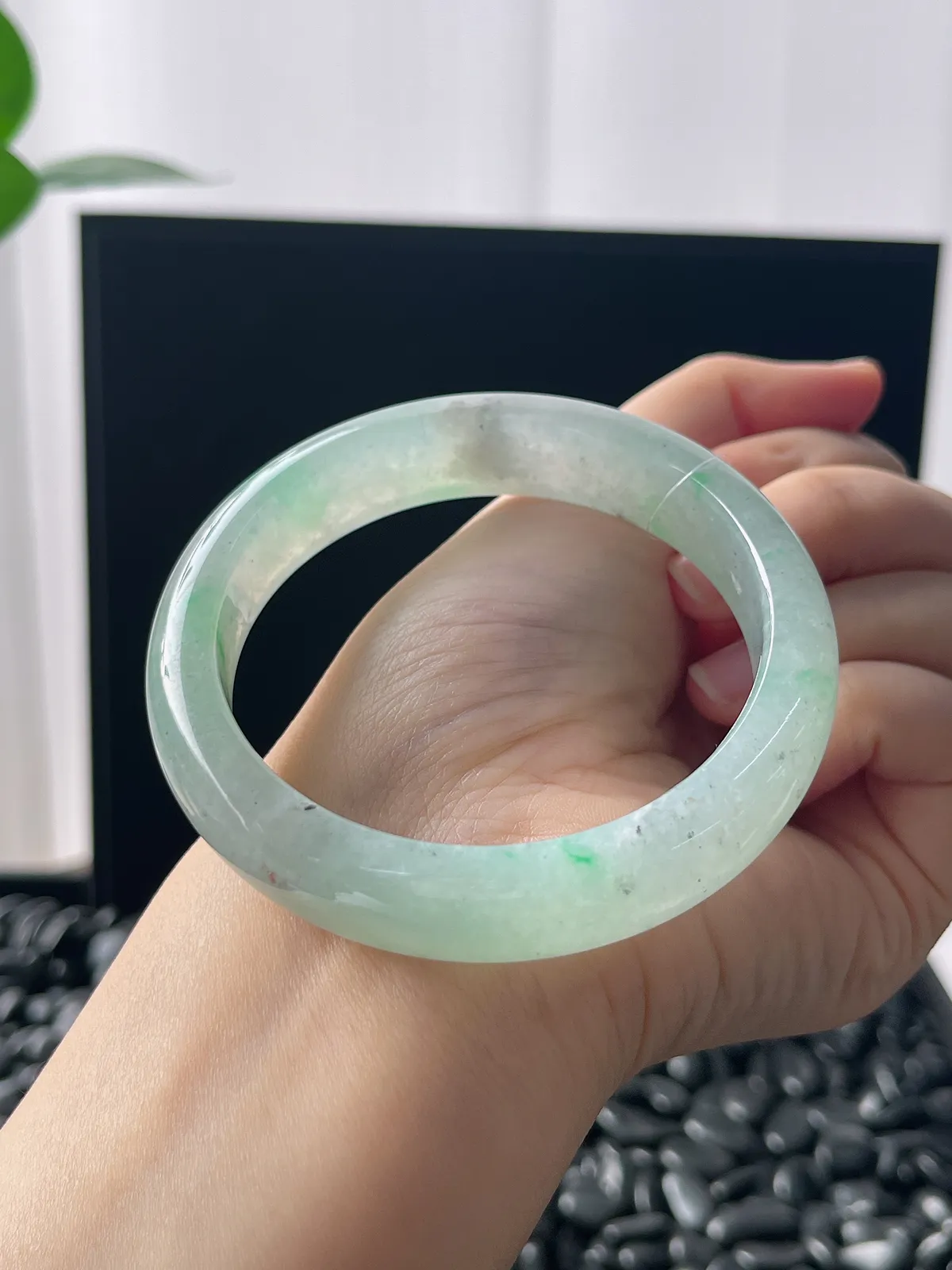 正圈58圈口，翡翠冰糯种淡绿色手镯