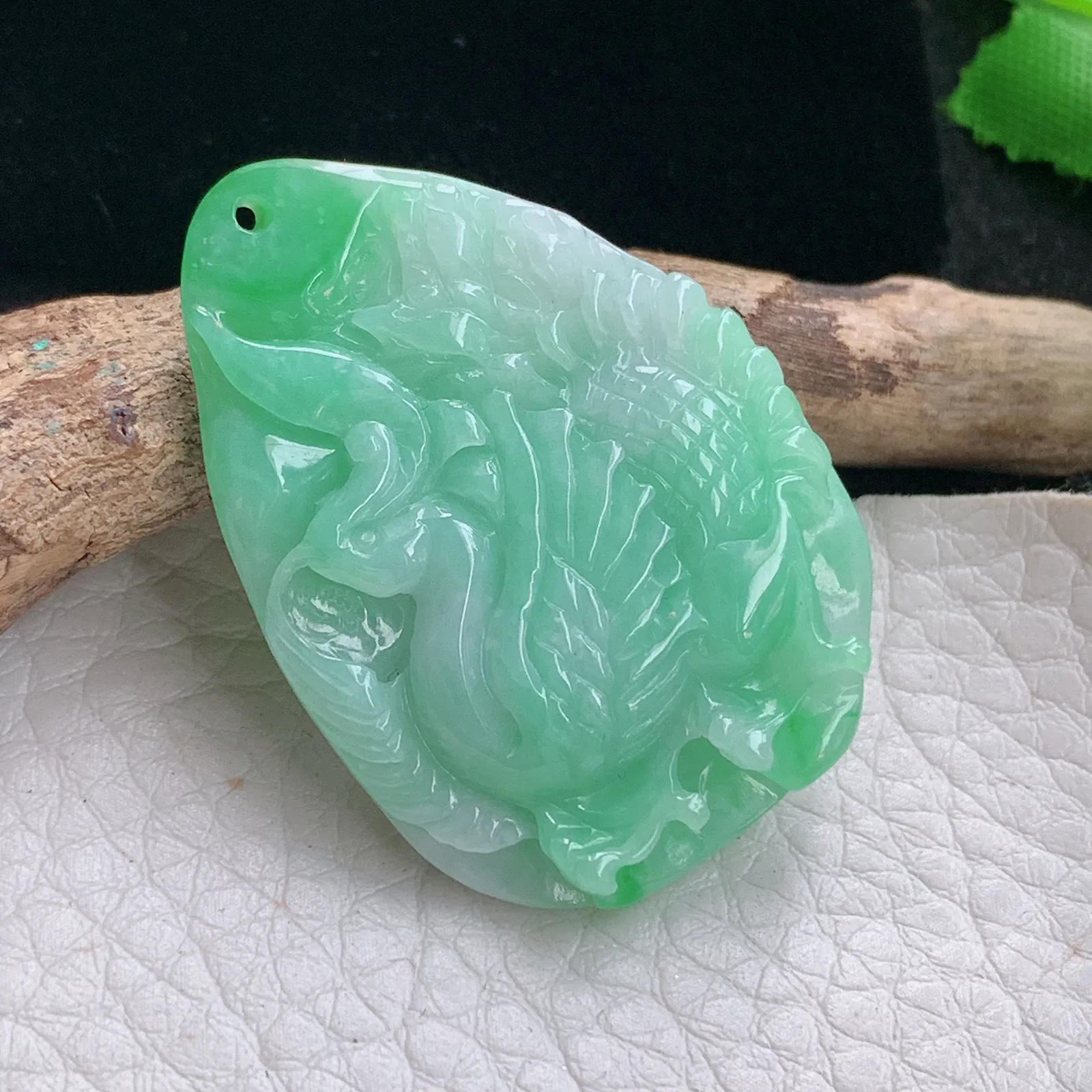 ws实拍39*27.8*7缅甸翡翠精雕孔雀开屏 好运连绵玉吊坠 玉挂件