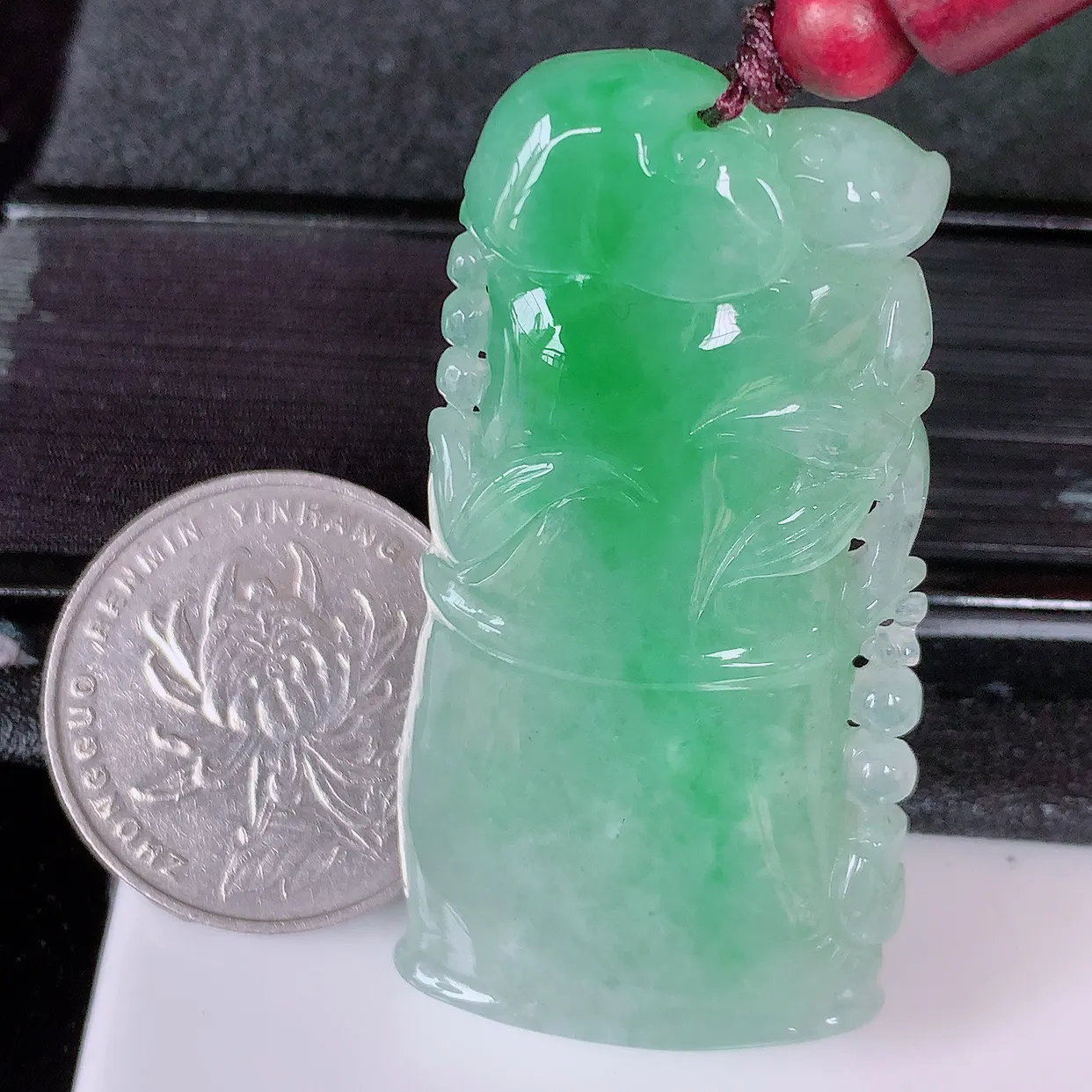 自然光实拍，冰飘绿翡翠竹节吊坠。竹节寓意“节节高，官运亨通，前程似锦，水润莹泽， 清秀高雅，佩戴精美！#46.29