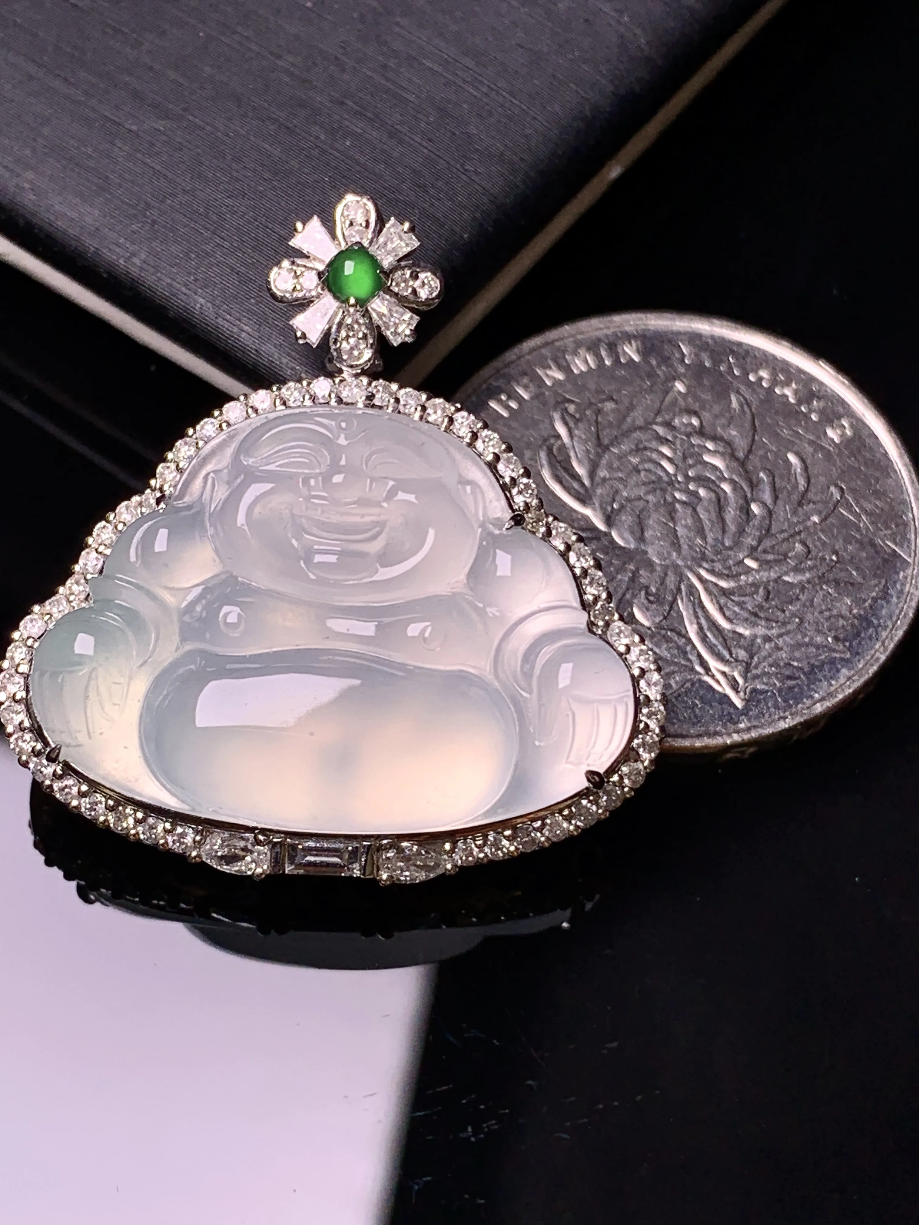 18k金钻镶嵌冰种佛公吊坠 玉质细腻 色泽清新艳丽 整体尺寸30*28.8*8.6