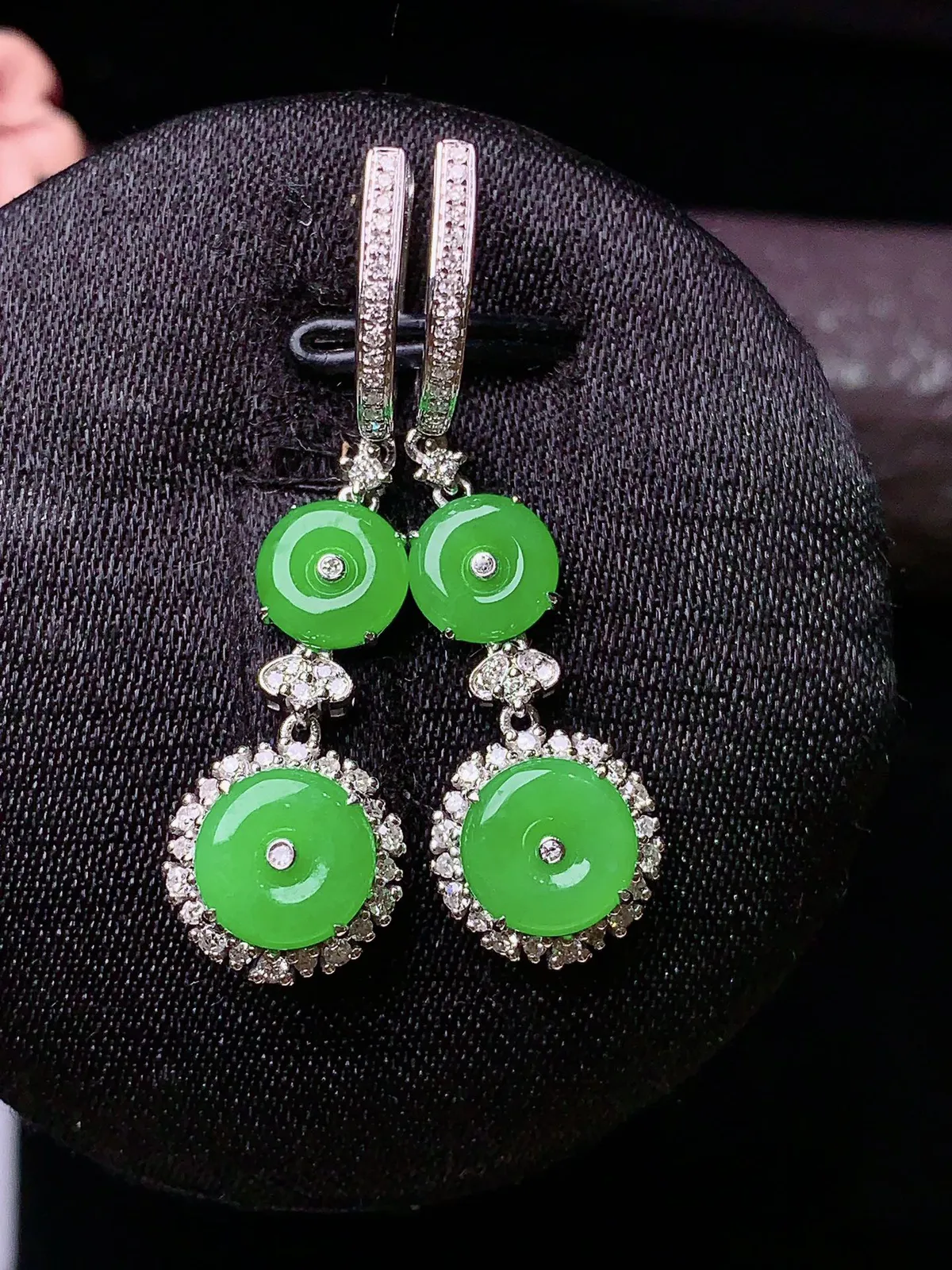18k金钻镶嵌满绿平安扣耳坠 玉质细腻 色泽艳丽 整体尺寸34.5*10*5.6
