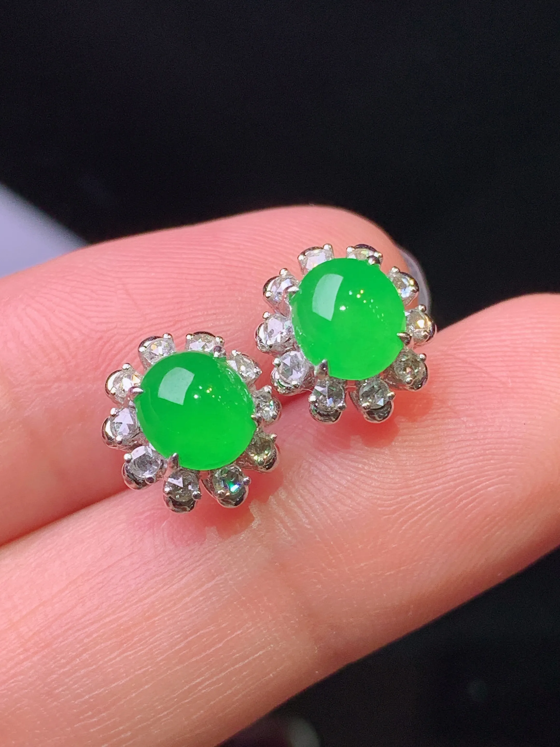 18k金钻镶嵌满绿蛋面耳钉 玉质细腻 色泽清新艳丽 整体尺寸10.2*9.5*7