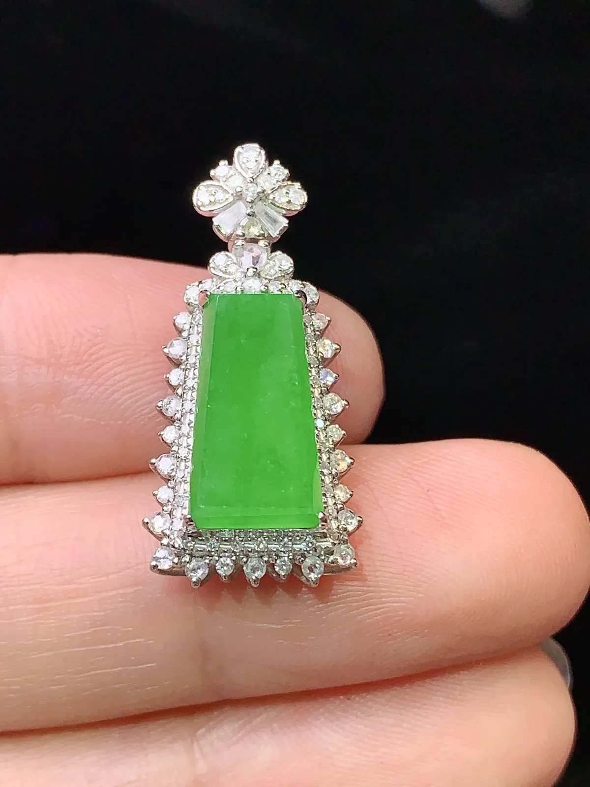 18k金钻镶嵌翠绿无事牌吊坠 玉质细腻 色泽艳丽清新 整体尺寸26.6*12.5*8.2