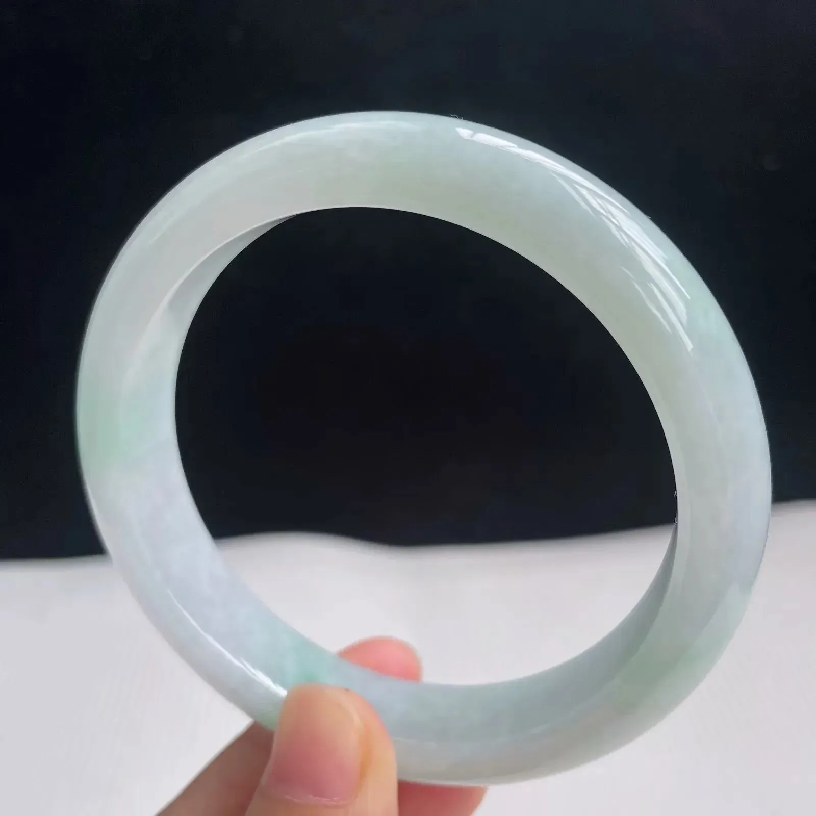 58.8mm自然光拍摄天然翡翠浅绿秀气好种水正圈手镯 58.19克