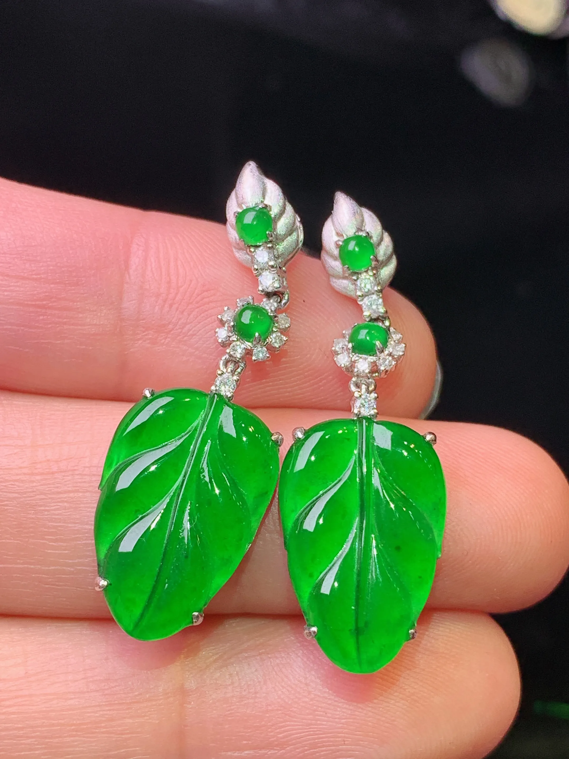 18k金钻镶嵌满绿树叶耳坠 玉质细腻 色泽清新艳丽 整体尺寸34.3*11*3.6