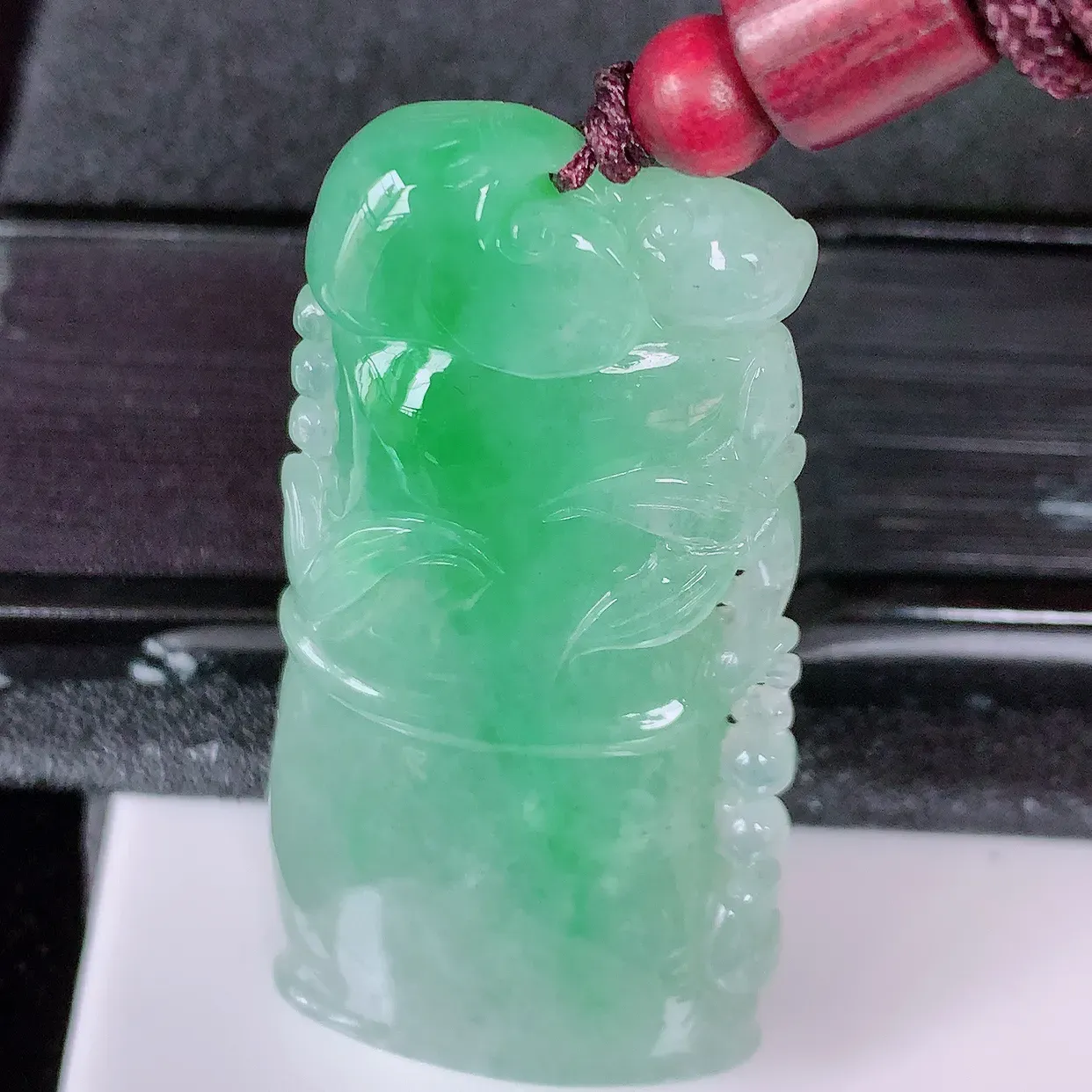 自然光实拍，冰飘绿翡翠竹节吊坠。竹节寓意“节节高，官运亨通，前程似锦，水润莹泽， 清秀高雅，佩戴精美！#46.29