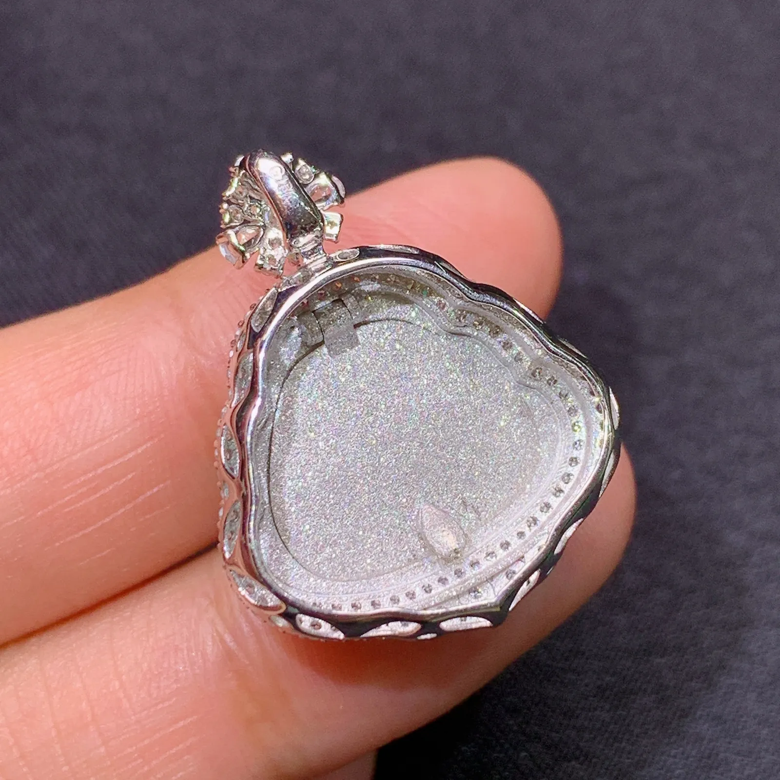 飘绿笑佛吊坠，18k金镶嵌，冰润色阳，品相好，种水足，Ff 尺寸26.6*21.3*9.7