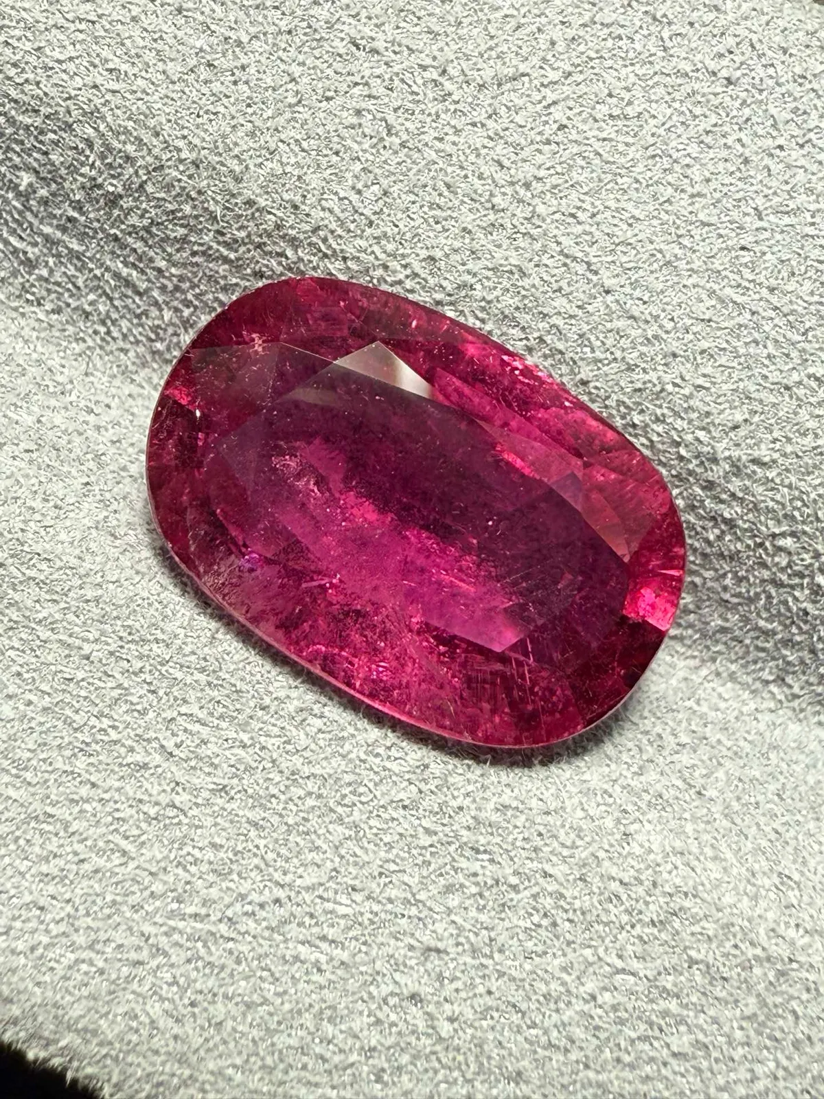 【高端珠宝】天然极美卢比来碧玺裸石
重量: 4.125ct  规格: 13.3*8.8*4.8毫米
精湛切工，满身火彩
台面大，实物更美，可以代镶嵌设计。
