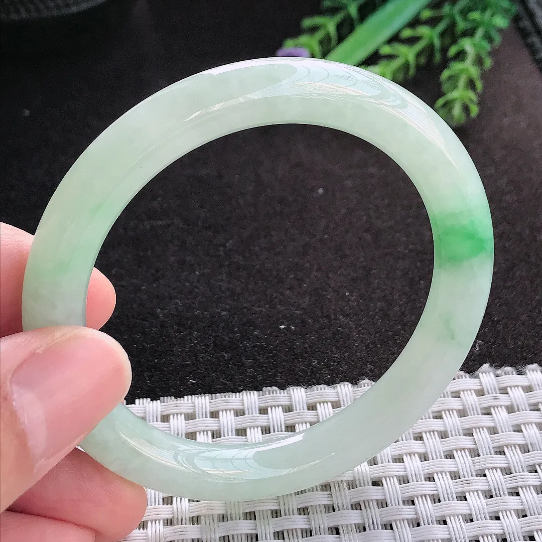 天然A货翡翠52.5/8.8/8.6老坑冰润起胶飘阳绿圆条手镯玉镯