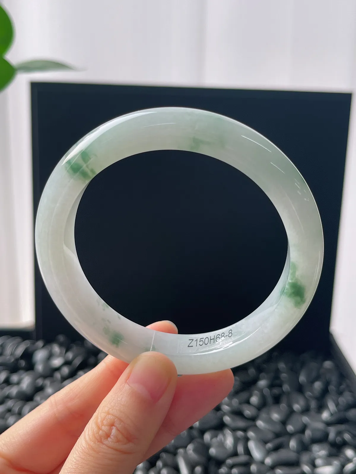 正圈60圈口，翡翠冰糯种飘绿手镯