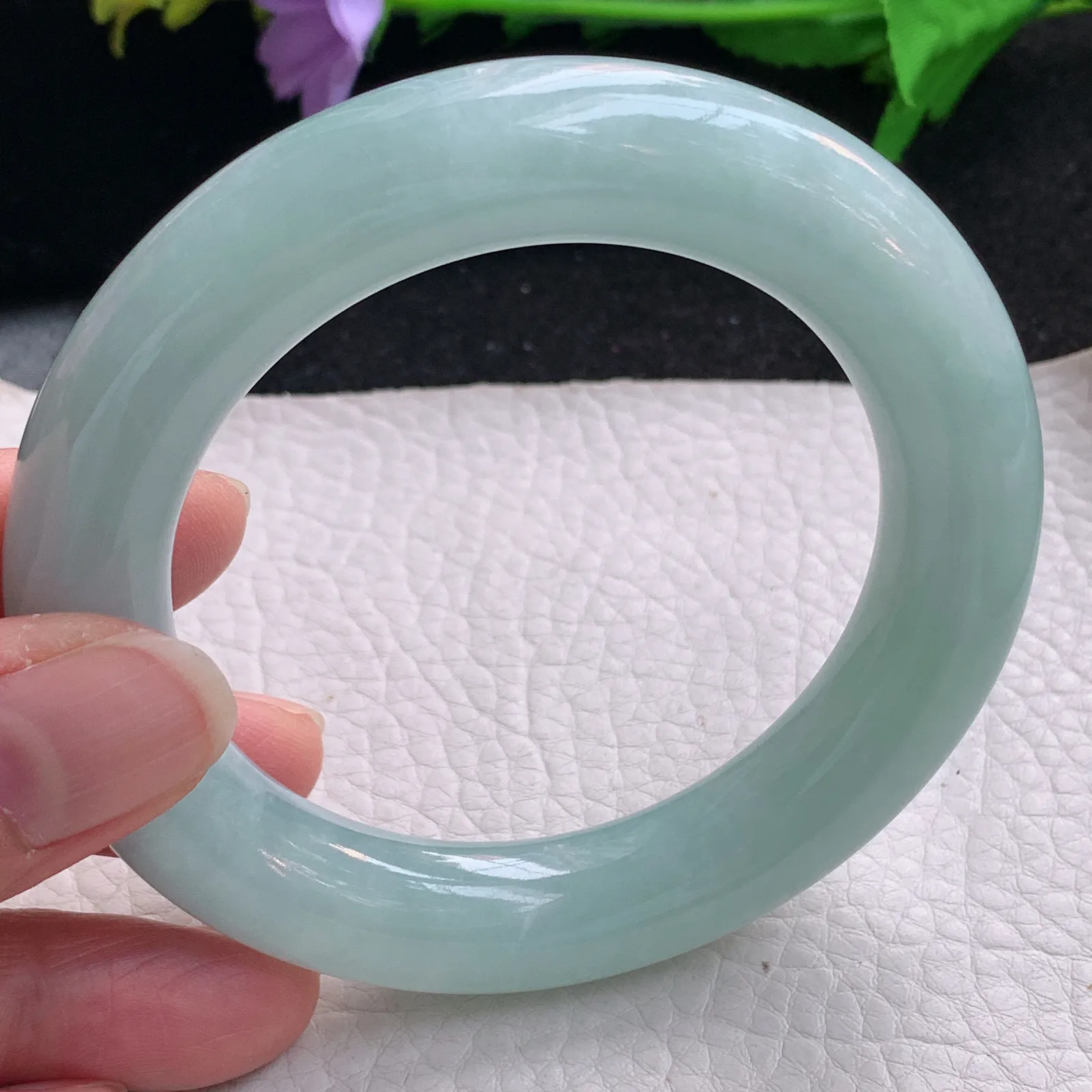 js自然光56.5*12*12.5胖圆镯 缅甸翡翠a货玉手镯浅绿圆条玉手环