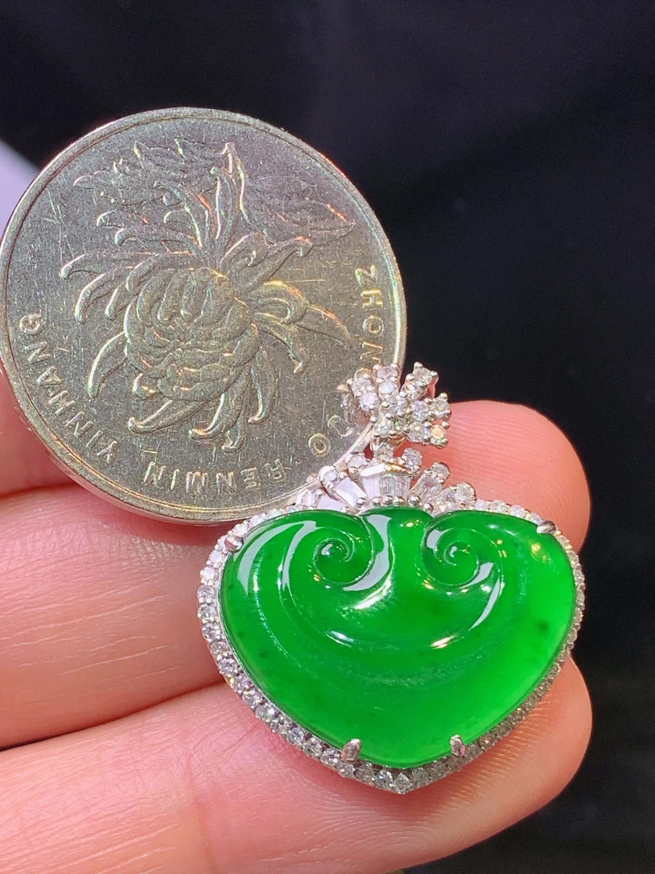 18k金钻镶嵌满绿如意吊坠 玉质细腻 色泽清新艳丽 整体尺寸25.6*22.2*6.5