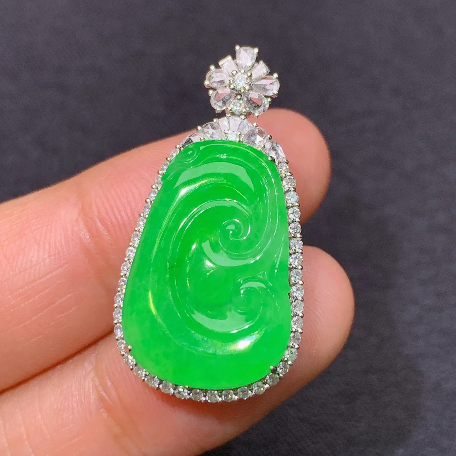 阳绿如意吊坠，18k金镶嵌，色泽鲜阳，冰润细腻，种水足 尺寸30*15.9*7.2