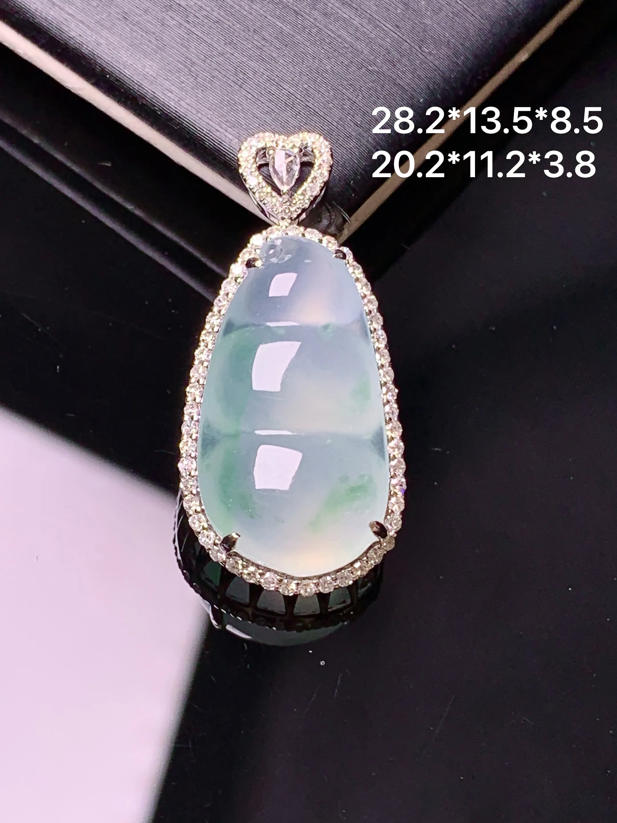 18k金钻镶嵌冰种飘绿四季豆吊坠 玉质细腻 色泽清新艳丽 整体尺寸28.2*13.5*8.5