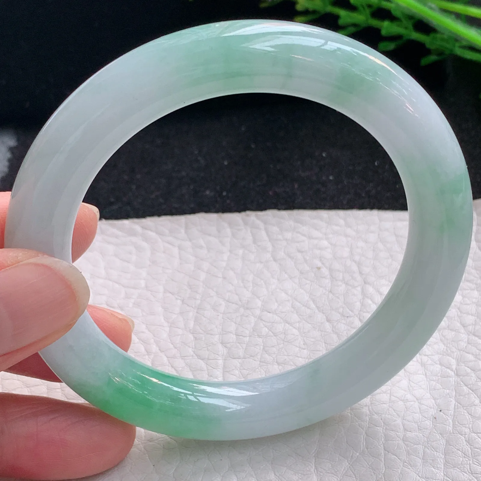 js自然光57*10.5美人镯 缅甸翡翠a货玉手镯飘绿圆条玉手环 叮当镯