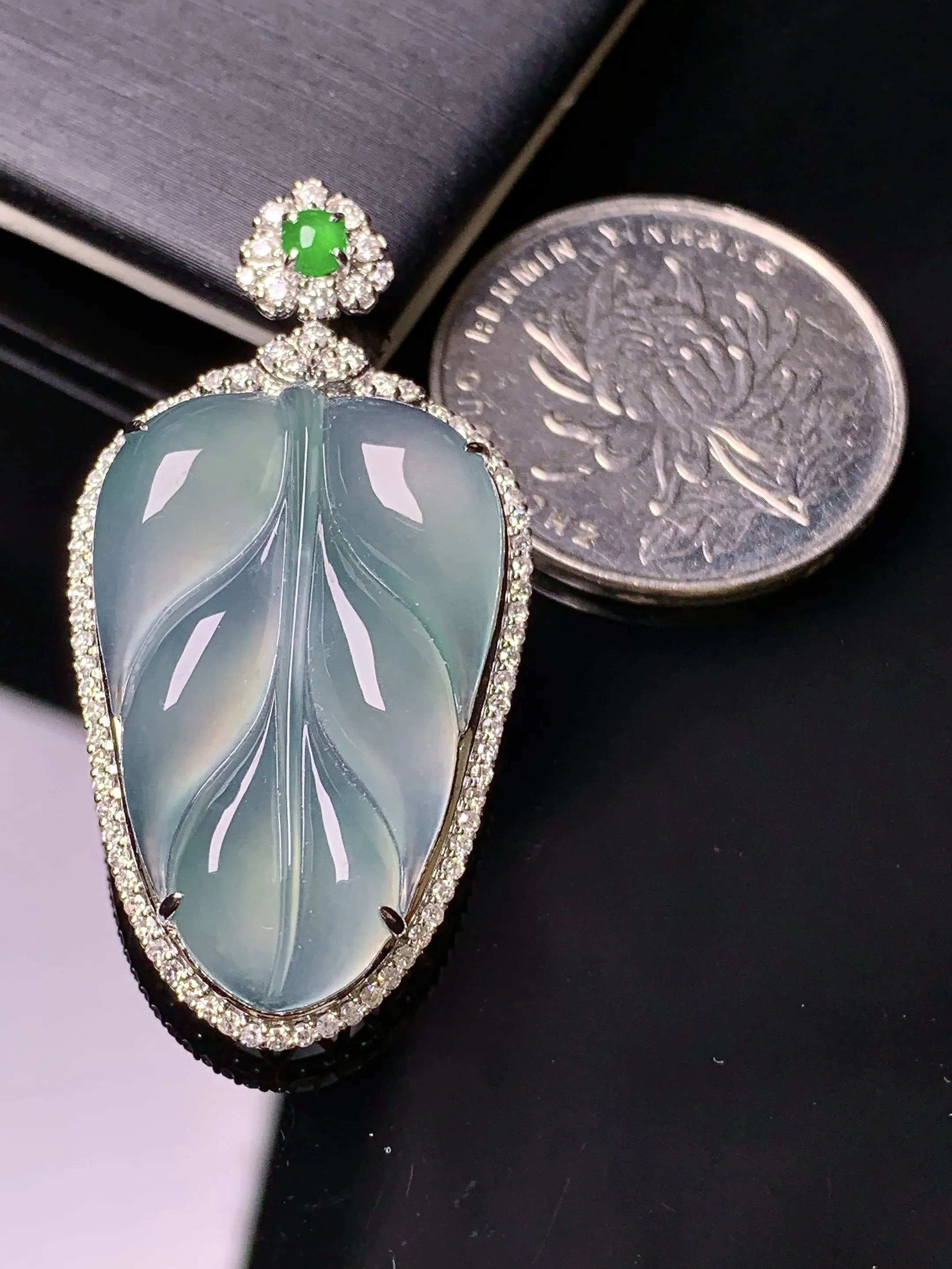 18k金钻镶嵌冰种树叶吊坠 玉质细腻 色泽清新艳丽 整体尺寸40.8*21.2*8.5