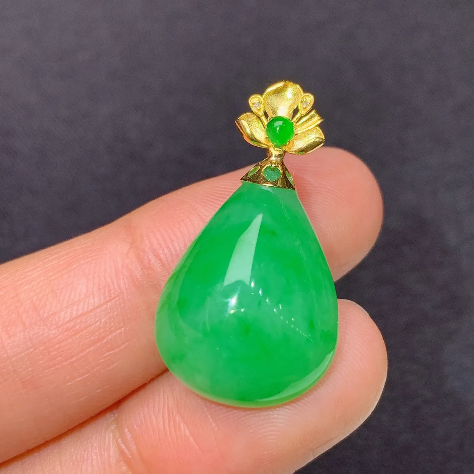 阳绿水滴吊坠，18k金镶嵌，冰润色阳，玉质细腻，种水足 尺寸27.2*14.8*8