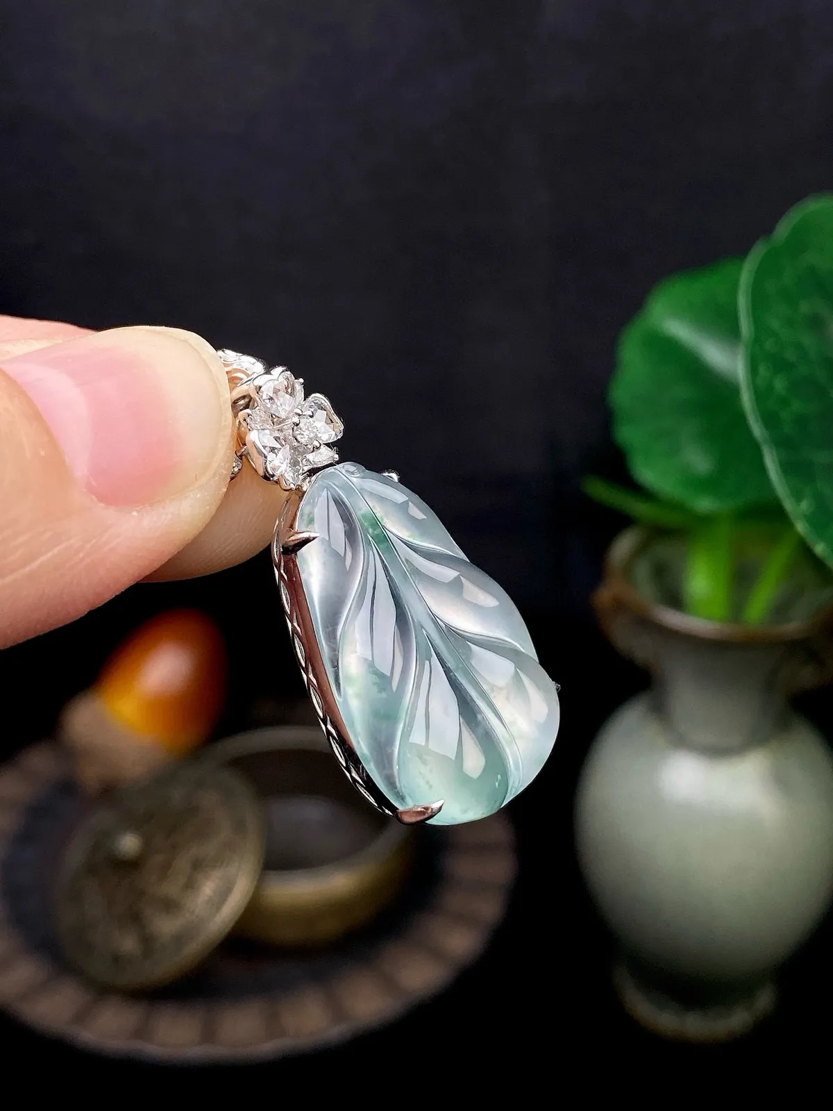 【冰种飘绿叶子】金枝玉叶，质地细腻，冰润透亮，光泽出众，18k金钻镶嵌，裸石尺寸23.1*14.8*