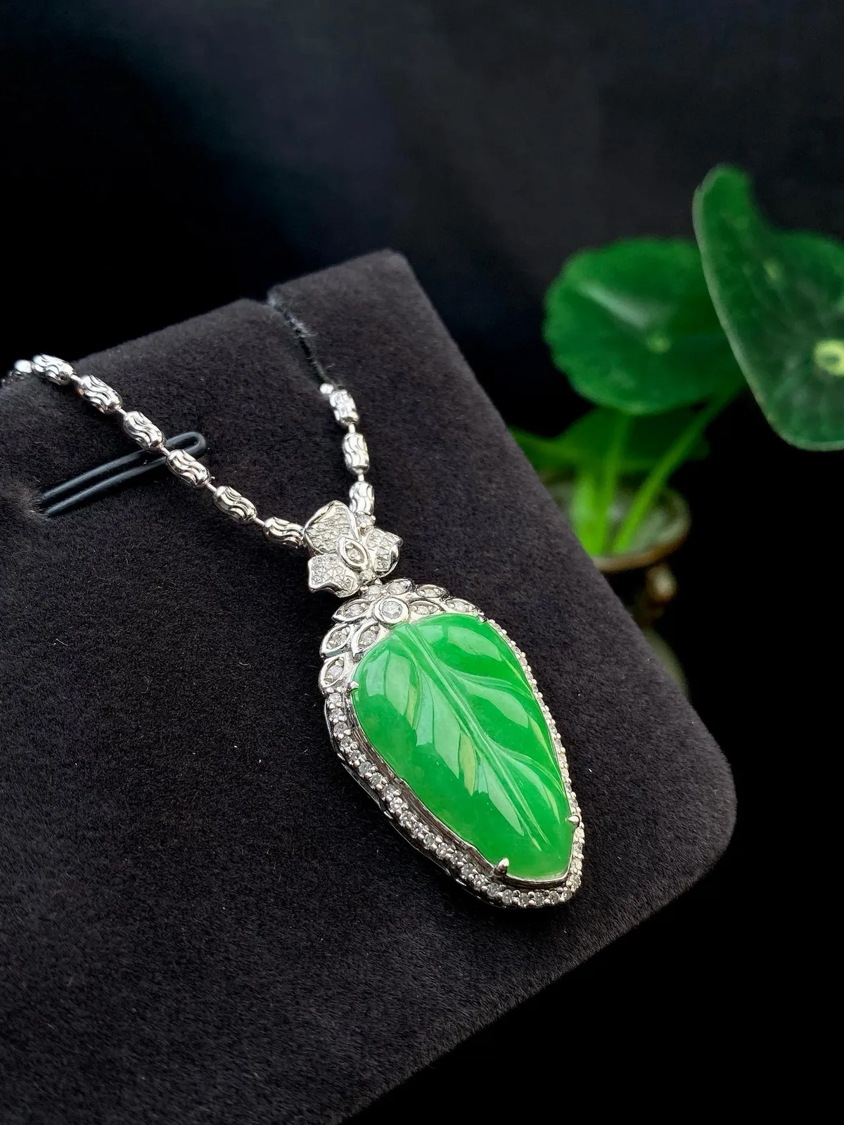 【冰种满绿叶子】金枝玉叶，质地细腻，冰润透亮，光泽出众，18k金钻镶嵌，裸石尺寸21.6*13.4*