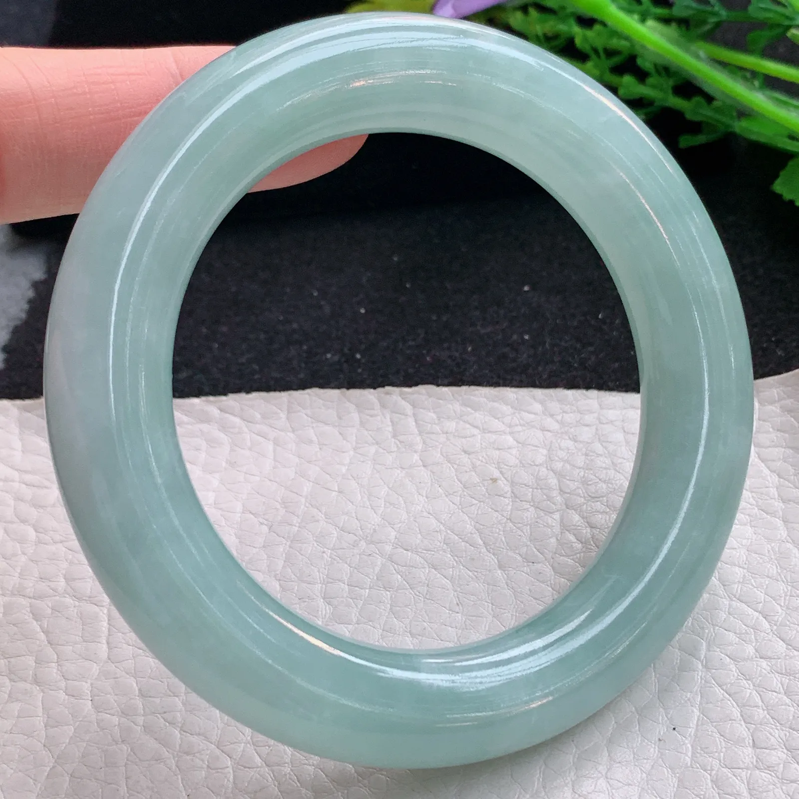 js自然光56.5*12*12.5胖圆镯 缅甸翡翠a货玉手镯浅绿圆条玉手环