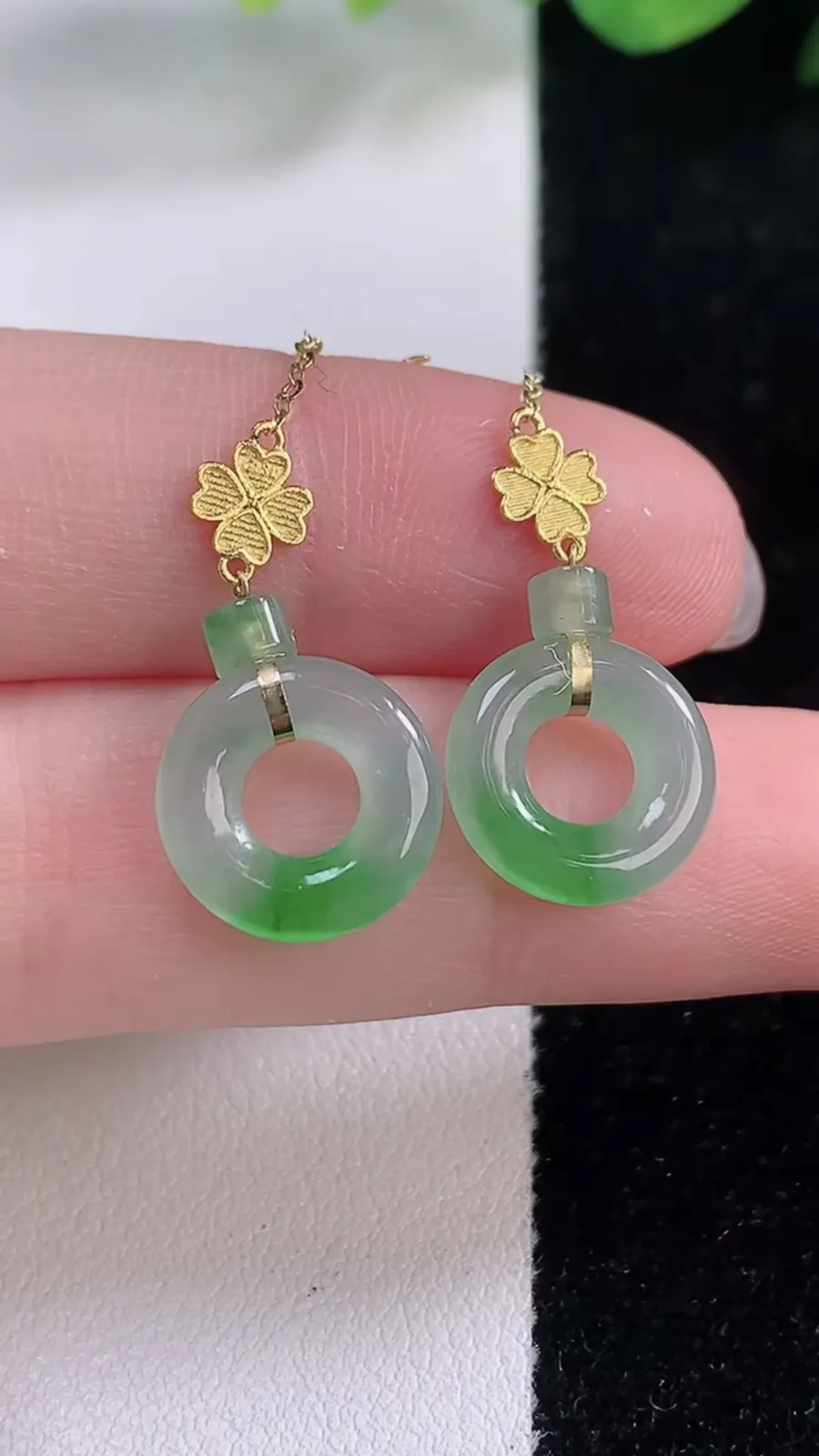 翡翠a货18K金冰种飘绿平安环耳坠，尺寸12.2-2.6，重量:2.34g