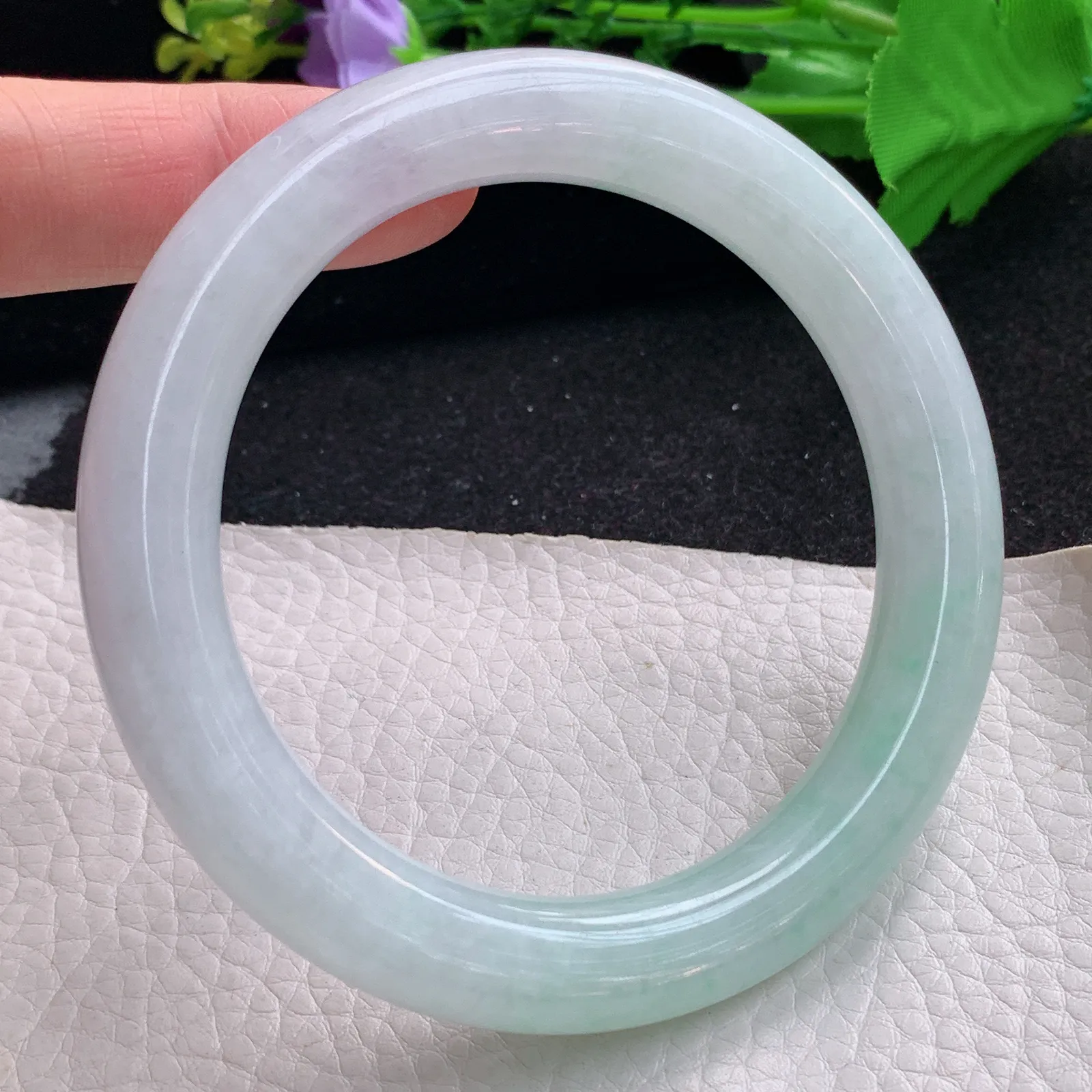 yh大圈口62*11美人镯 缅甸翡翠a货玉手镯飘绿圆条玉手环 叮当镯