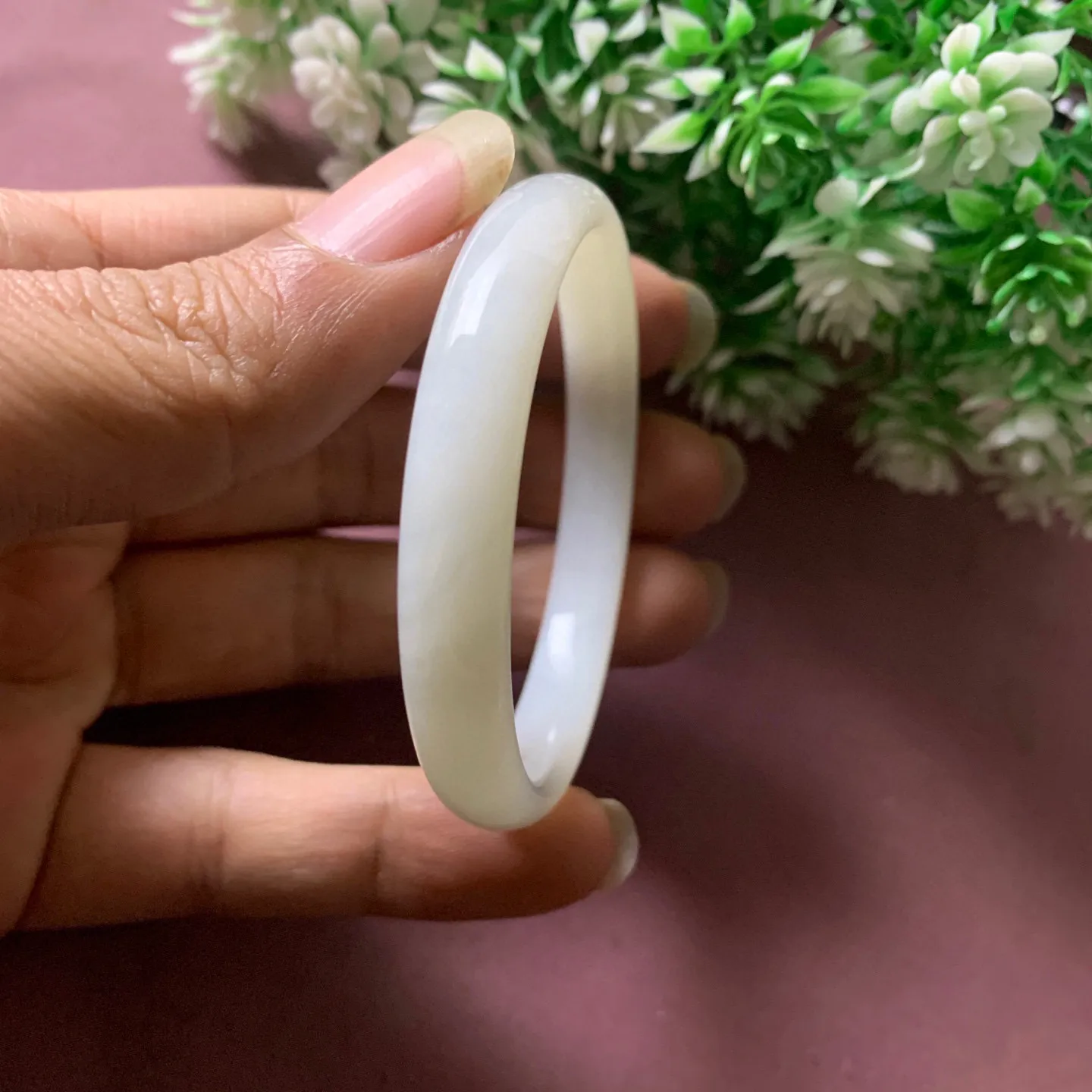 和田玉50.5圈口羊脂白手镯，玉质细腻油润 底色纯净脂粉好，品质好