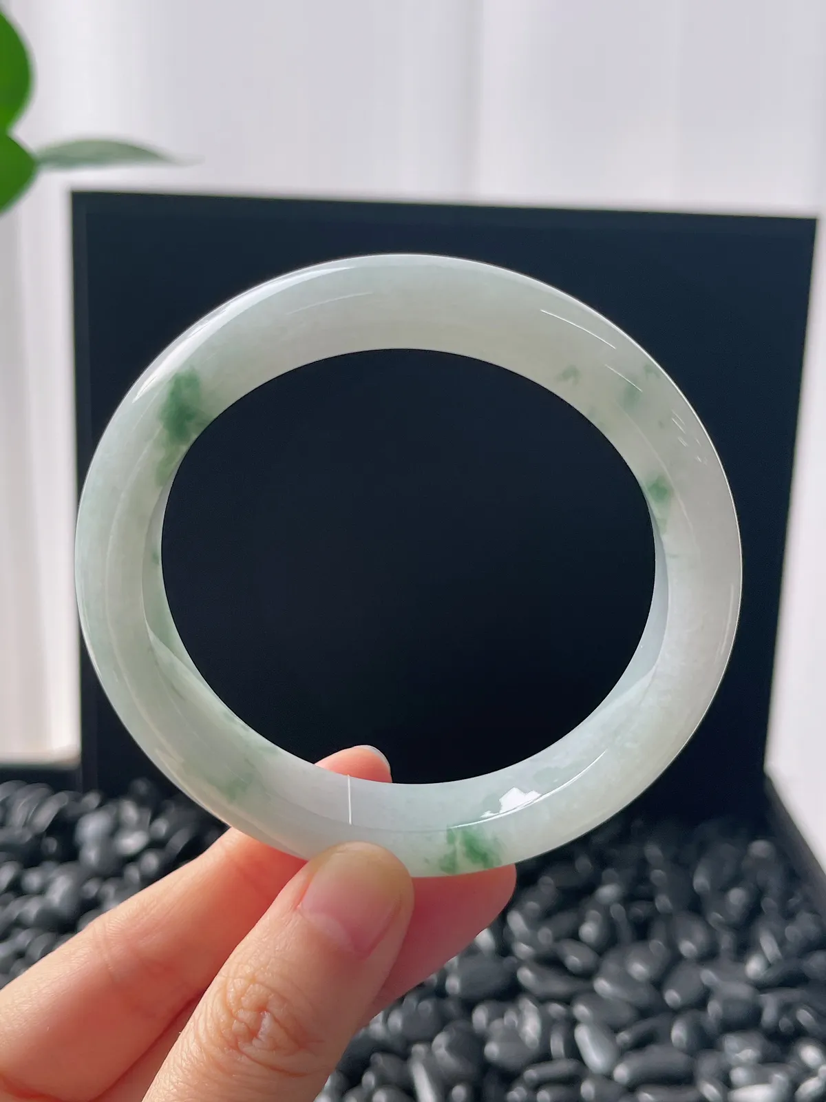 正圈60圈口，翡翠冰糯种飘绿手镯