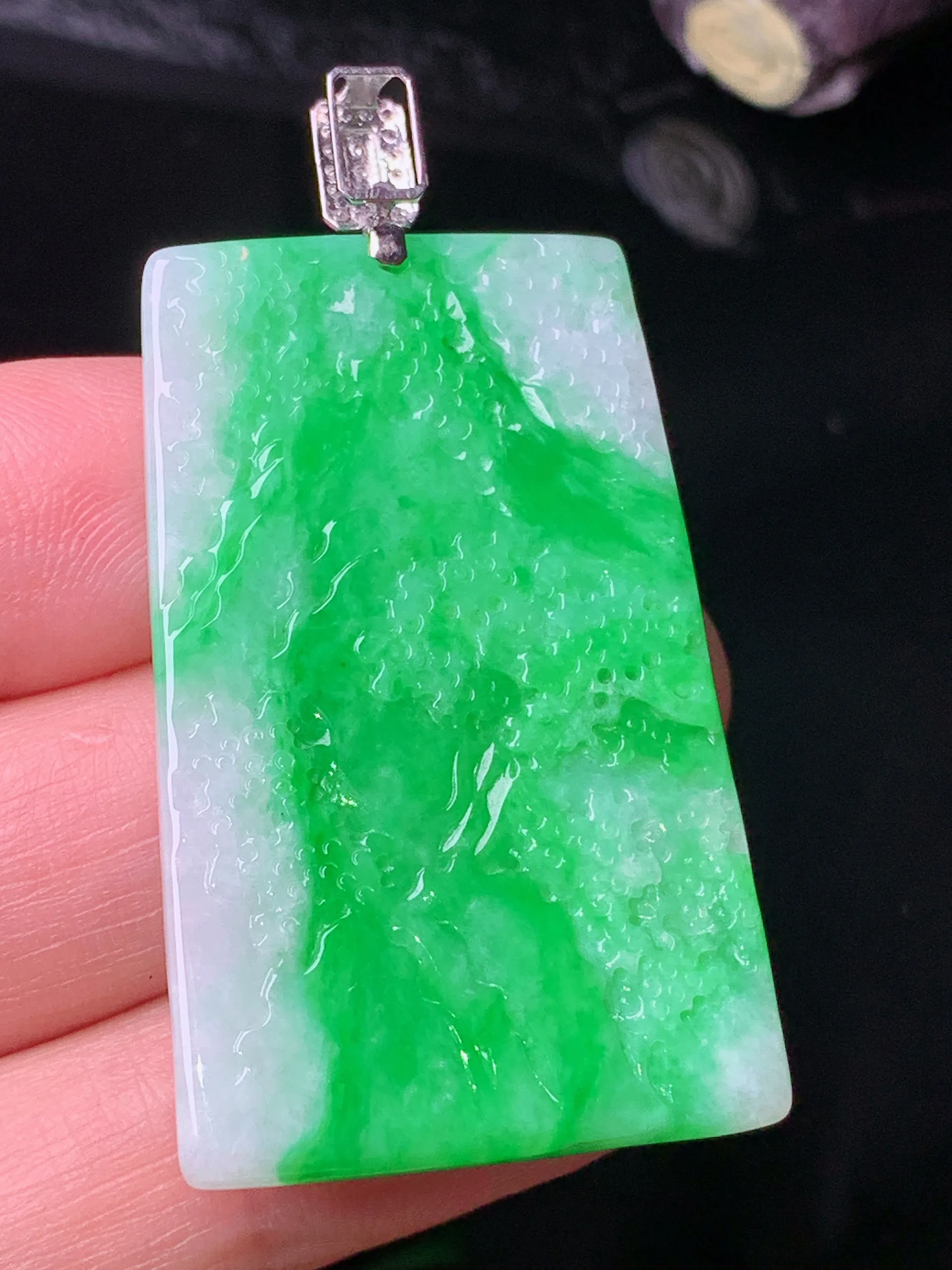 18k金钻镶嵌翠绿山水牌子吊坠 玉质细腻 色泽清新艳丽 整体尺寸48.5*26*3.6
