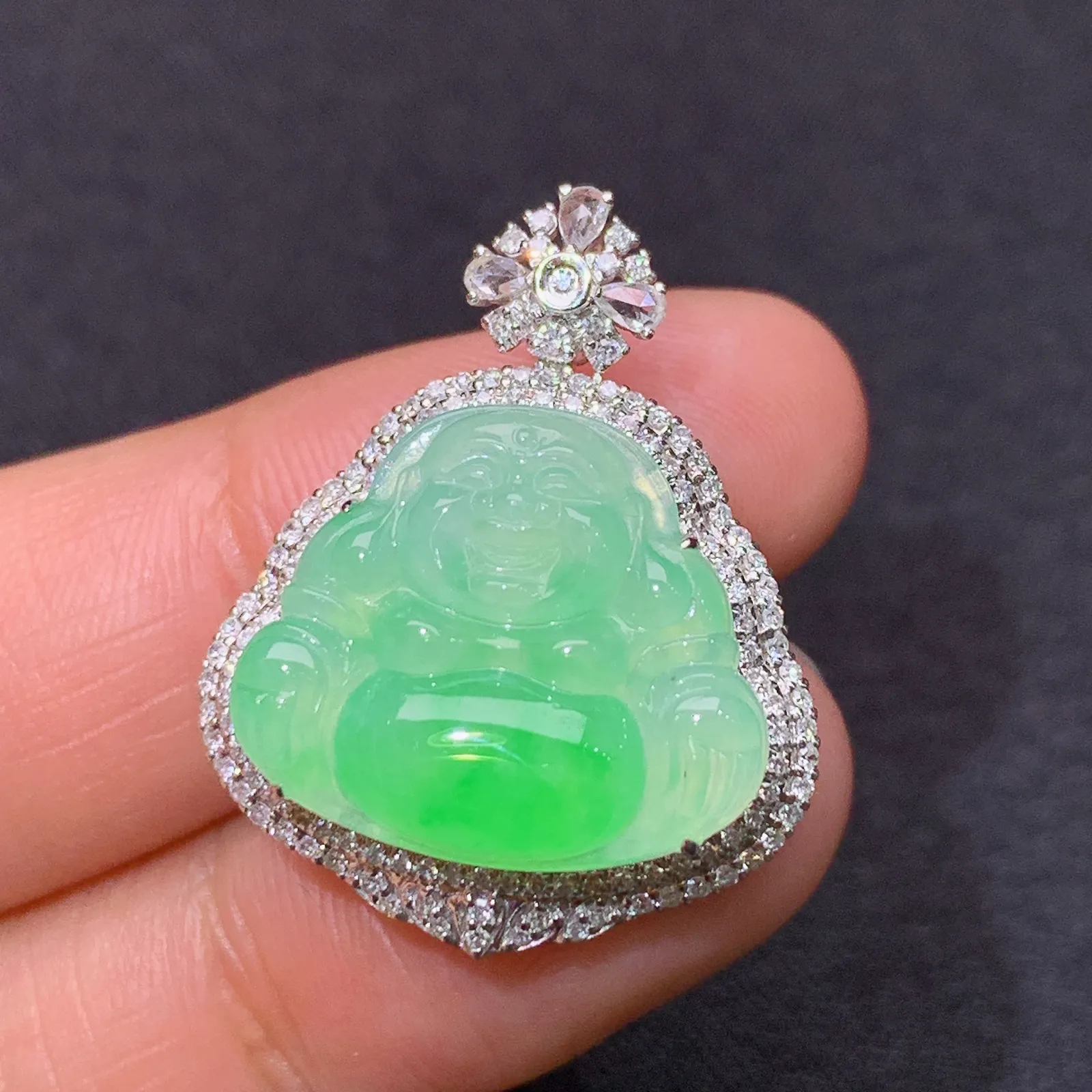 飘绿笑佛吊坠，18k金镶嵌，冰润色阳，品相好，种水足，Ff 尺寸26.6*21.3*9.7
