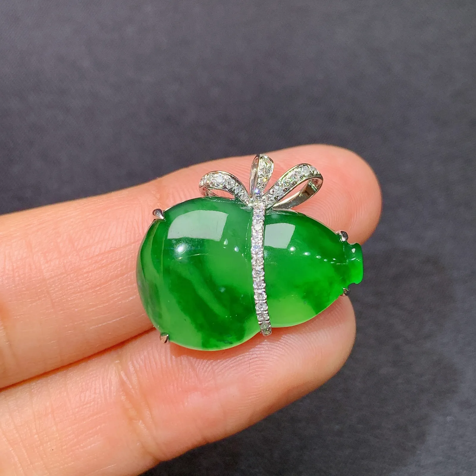 冰阳绿葫芦吊坠，18k金镶嵌，冰润色阳，玉质细腻，种水足 尺寸16.6*21.3*6.1