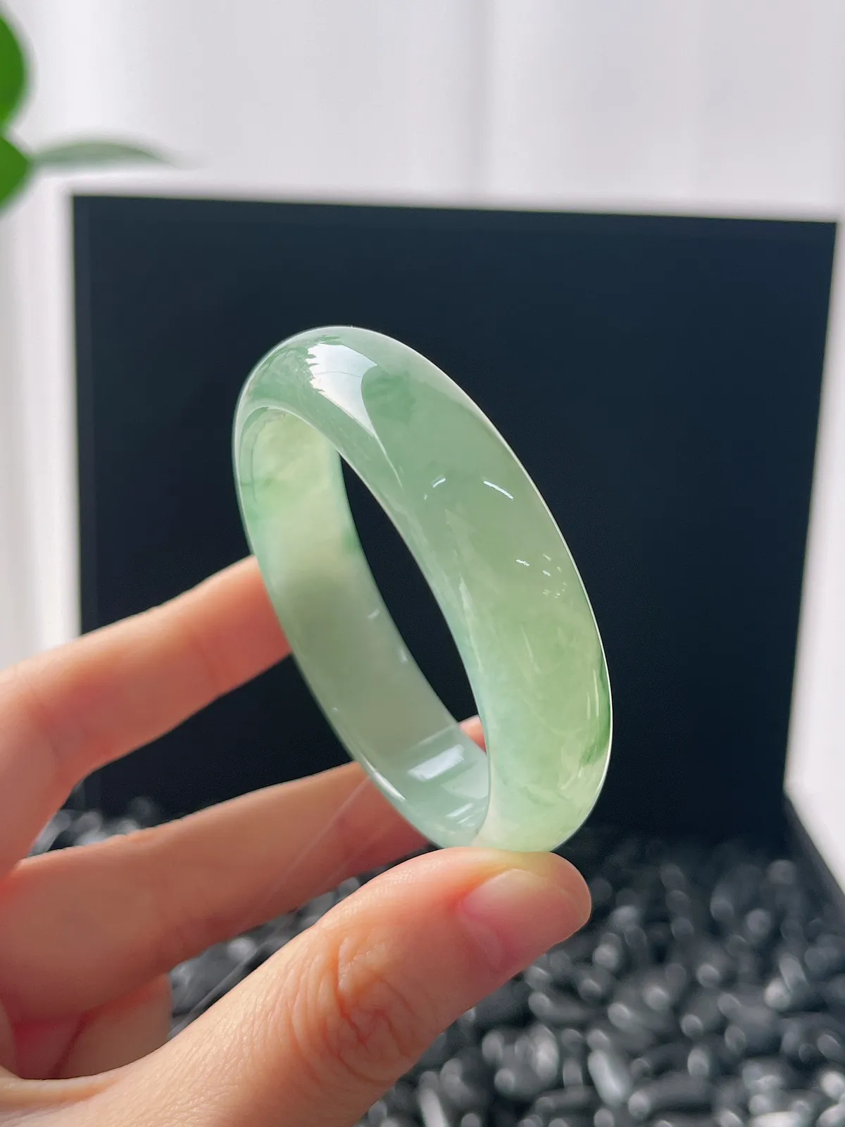 贵妃镯54.5圈口，翡翠冰糯种飘绿手镯