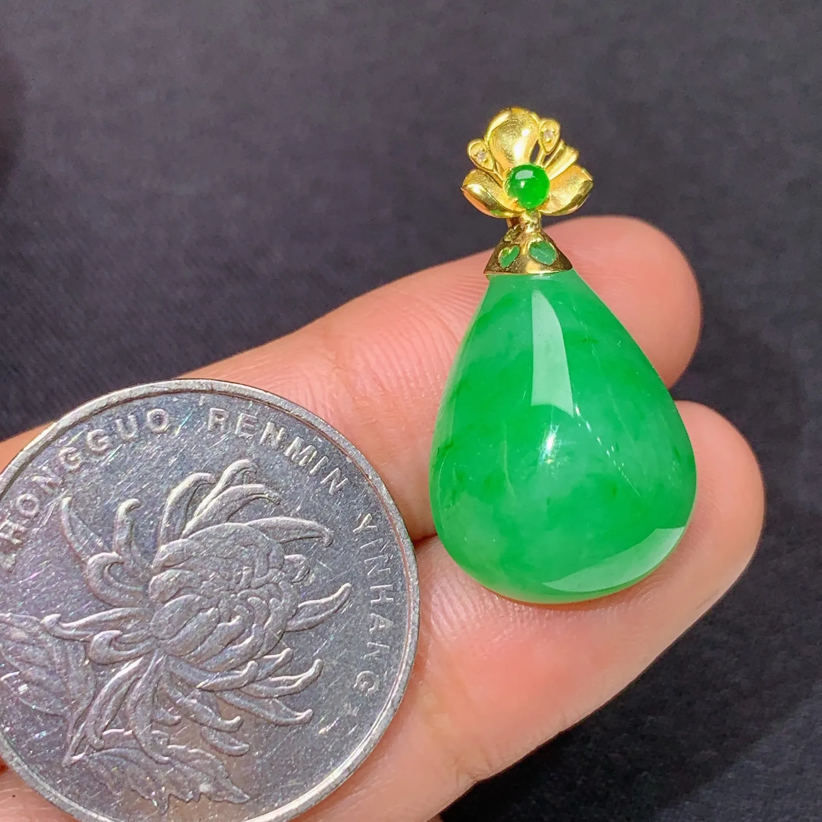 阳绿水滴吊坠，18k金镶嵌，冰润色阳，玉质细腻，种水足 尺寸27.2*14.8*8