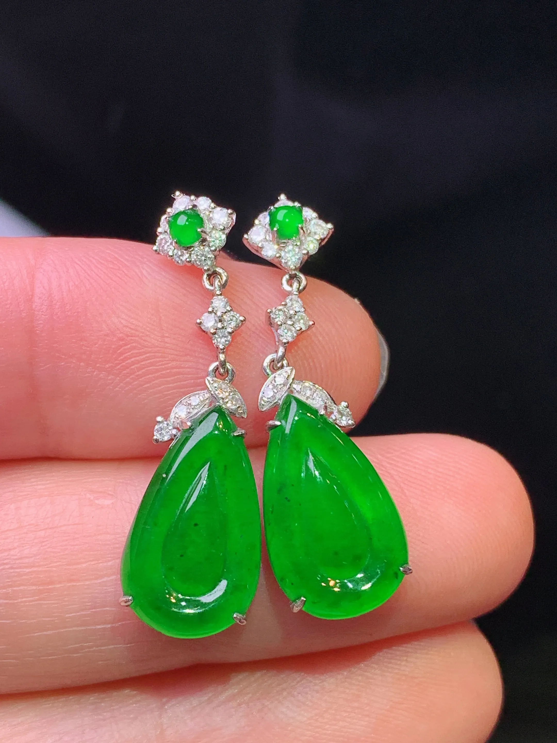 18k金钻镶嵌满绿水滴吊坠 玉质细腻 色泽清新艳丽 整体尺寸28.5*8.7*4.2