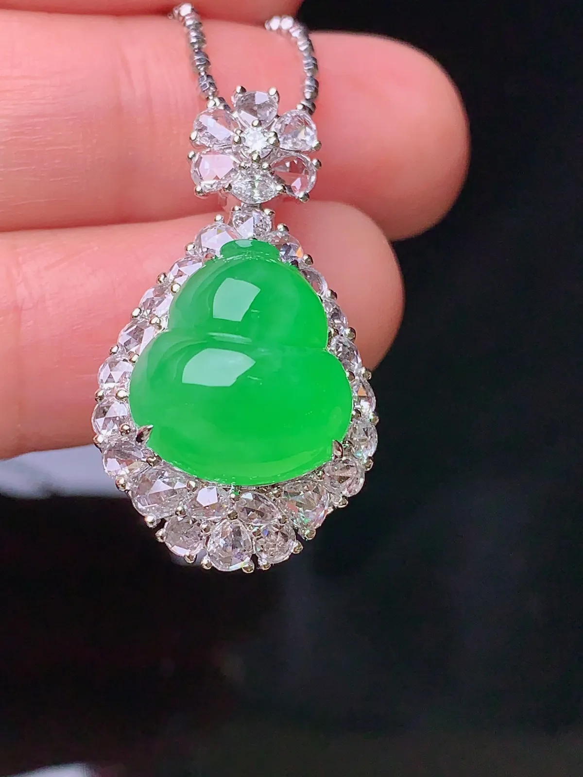 18k金钻镶嵌翠绿葫芦吊坠 玉质细腻 色泽清新艳丽 整体尺寸28*15.8*12.5